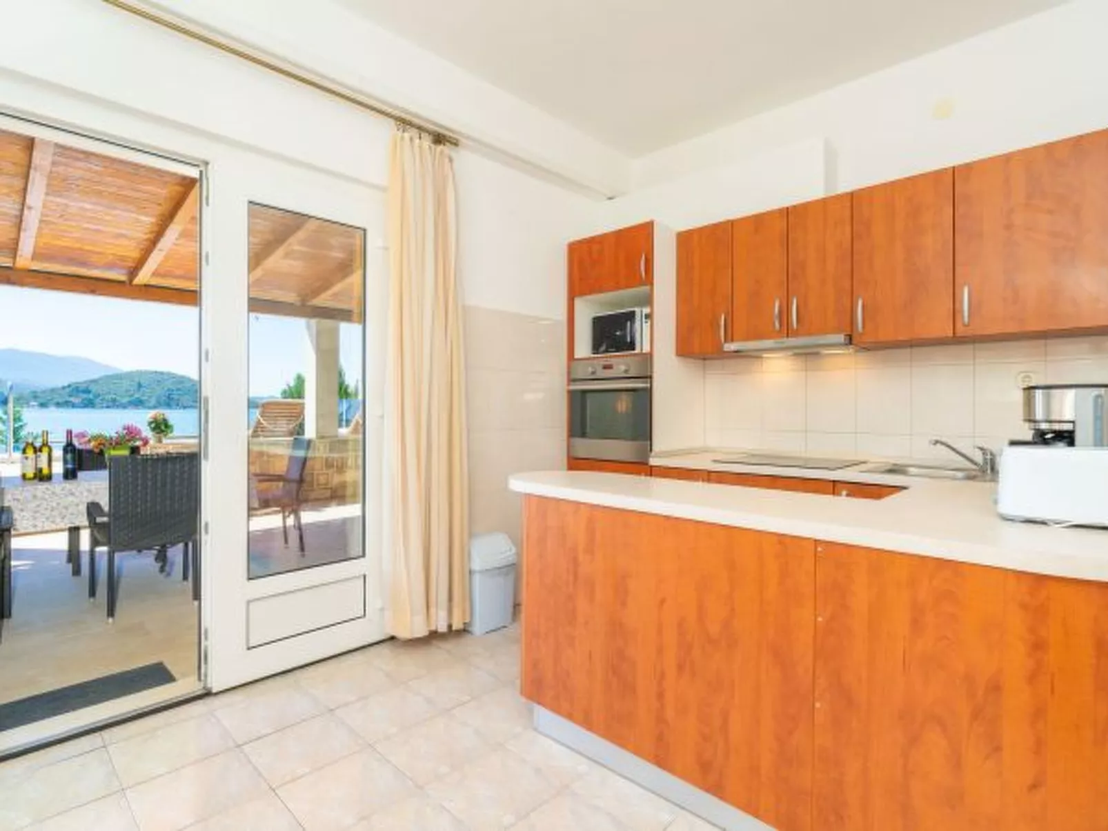 Beachfront Apartment house Hon with pool - Dedans