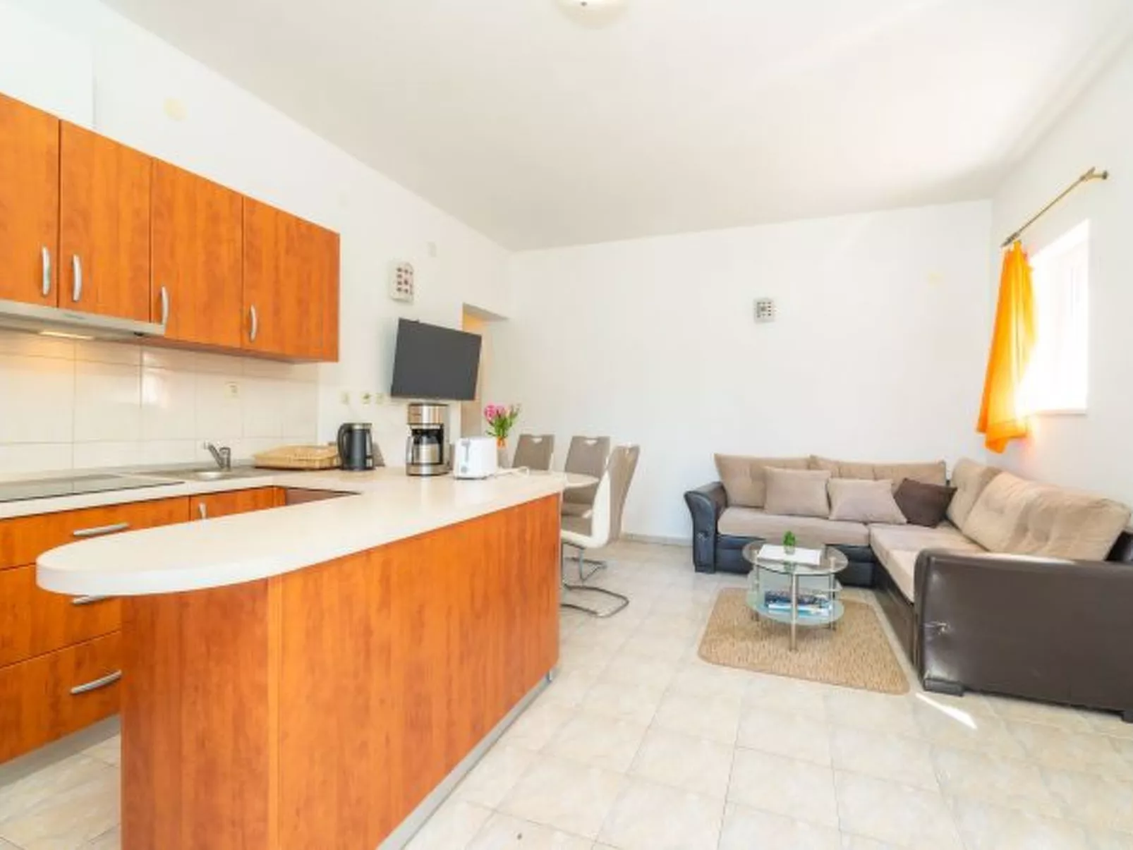 Beachfront Apartment house Hon with pool - Dedans