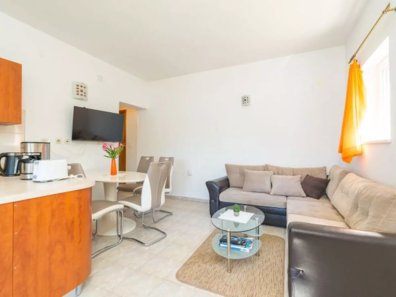 Beachfront Apartment house Hon with pool - Dedans