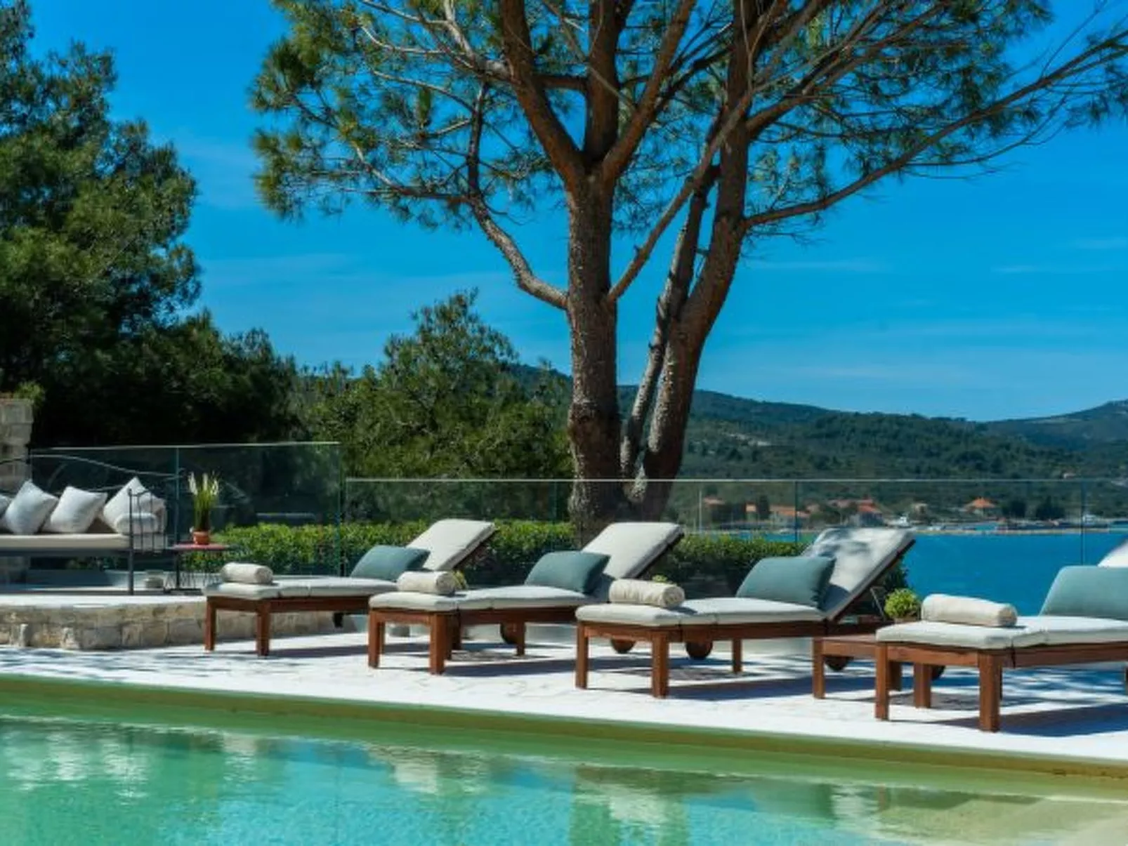 Villa Barotul with pool - Image-tags.info