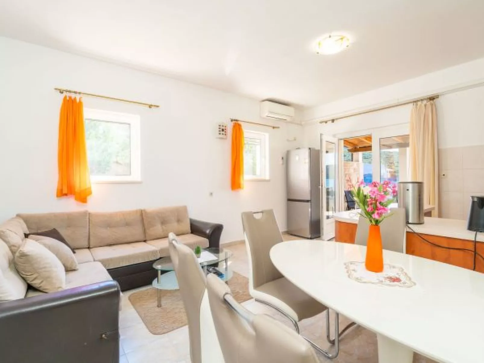 Beachfront Apartment house Hon with pool - Dedans