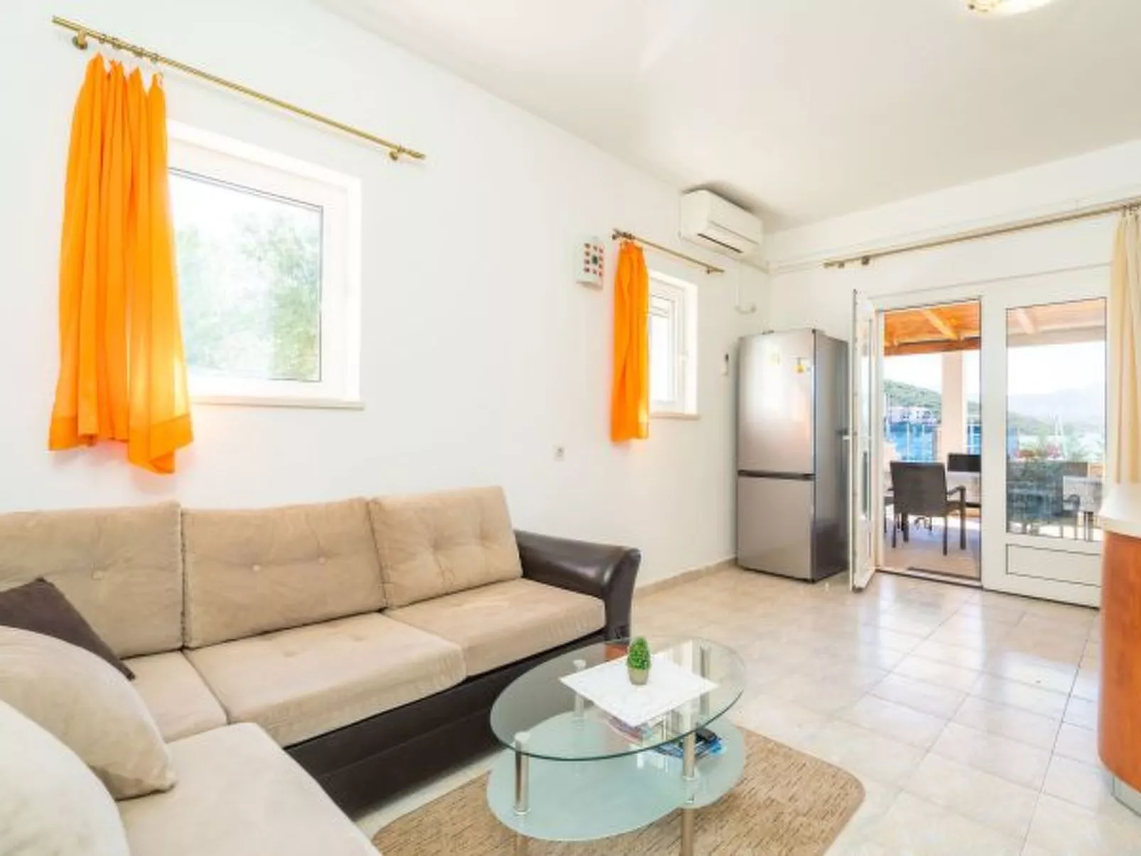 Beachfront Apartment house Hon with pool - Dedans