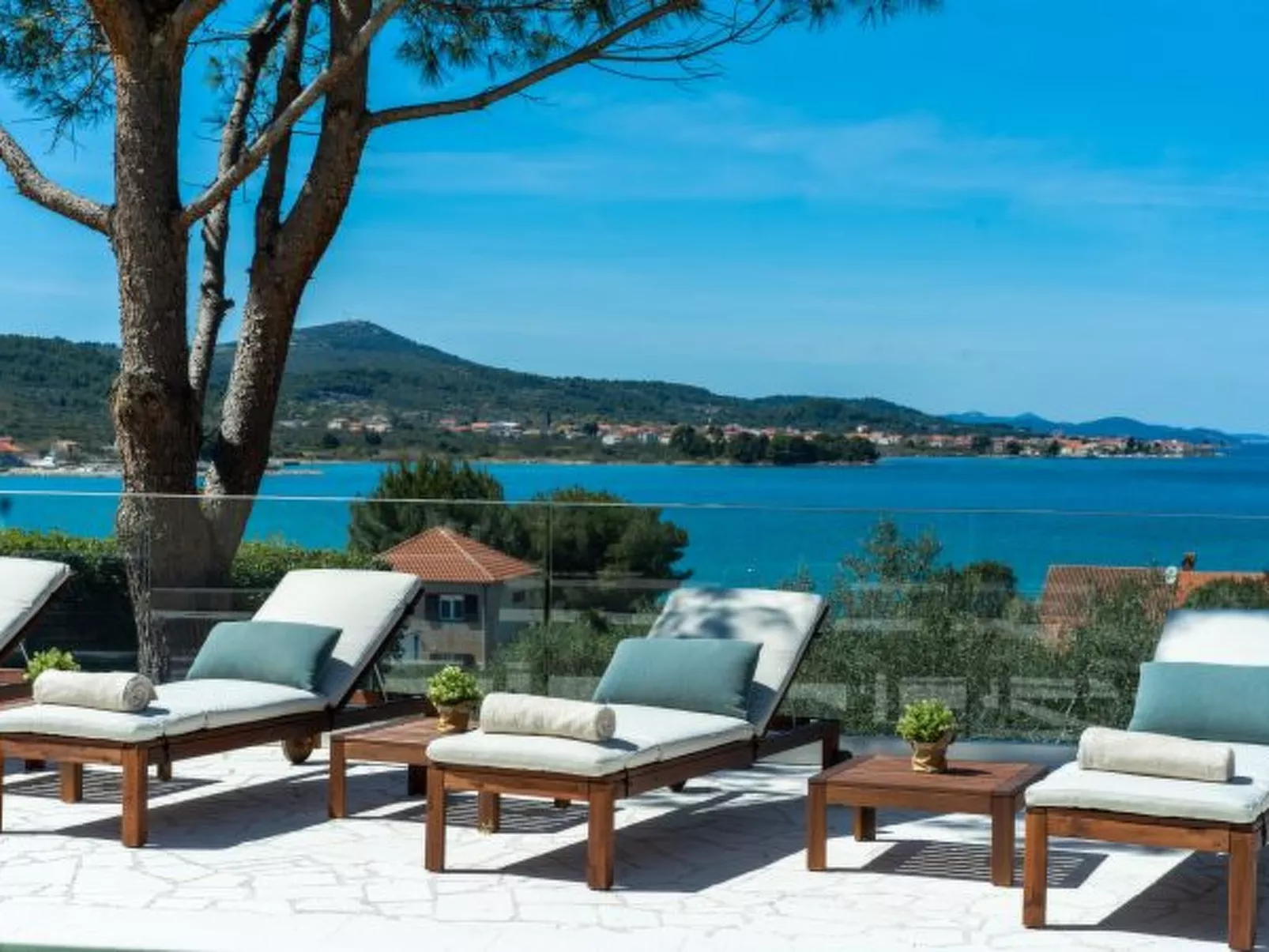 Villa Barotul with pool - Image-tags.info