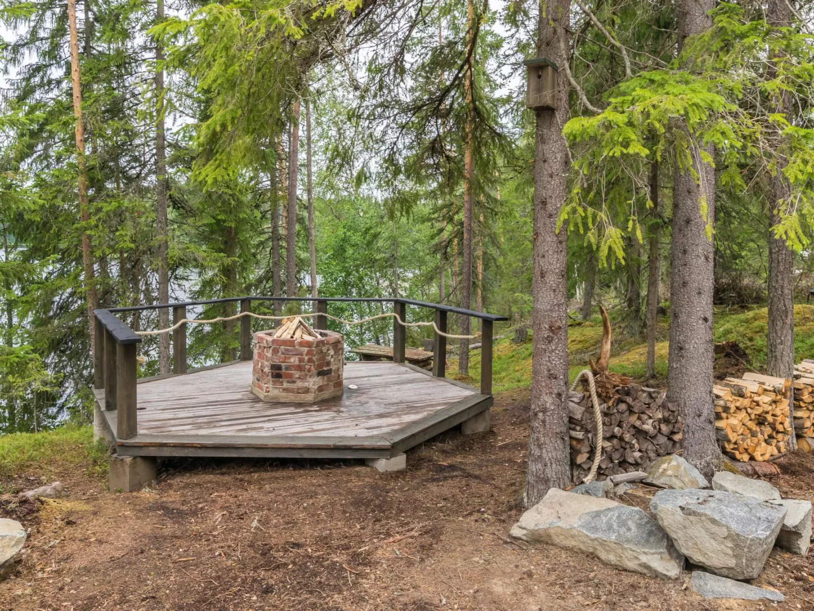 Apilan rauha - Inside