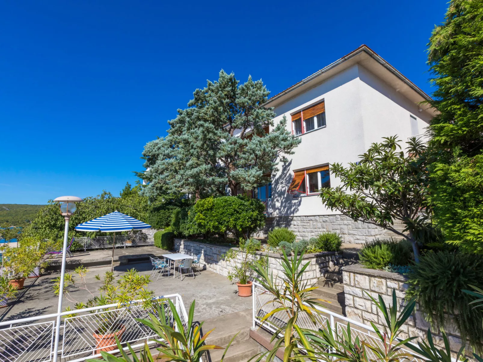 ANTONIA / HR-01846-01