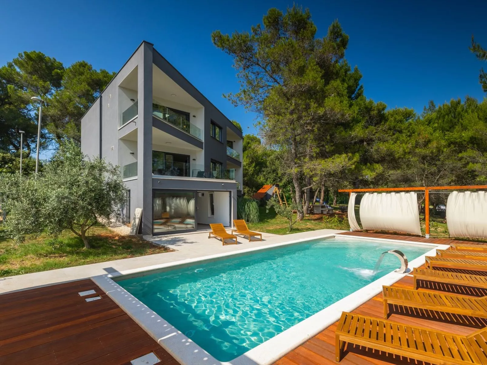 Villa Black and White