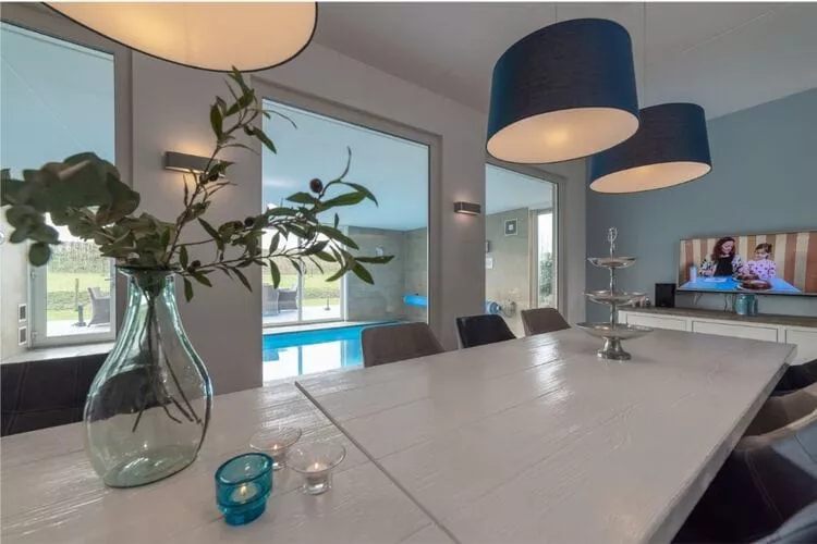 Luxe Beveland met zwembad  sauna-Dining room
