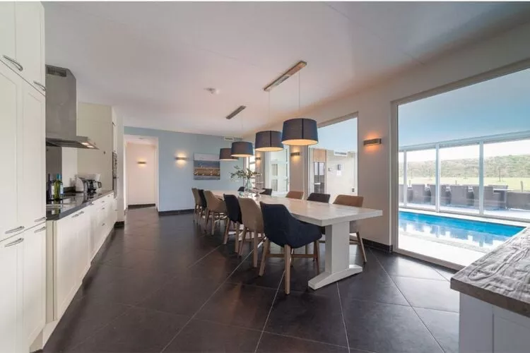 Luxe Beveland met zwembad  sauna-Kitchen