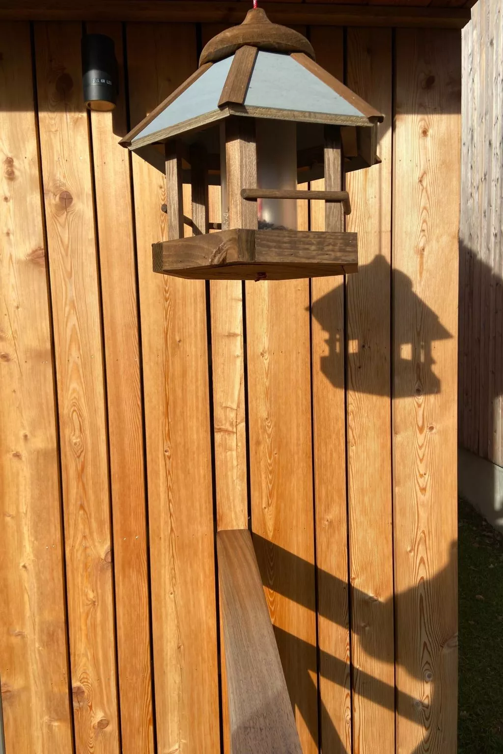 Modernes Chalet für 4 Personen in einem Waldpark