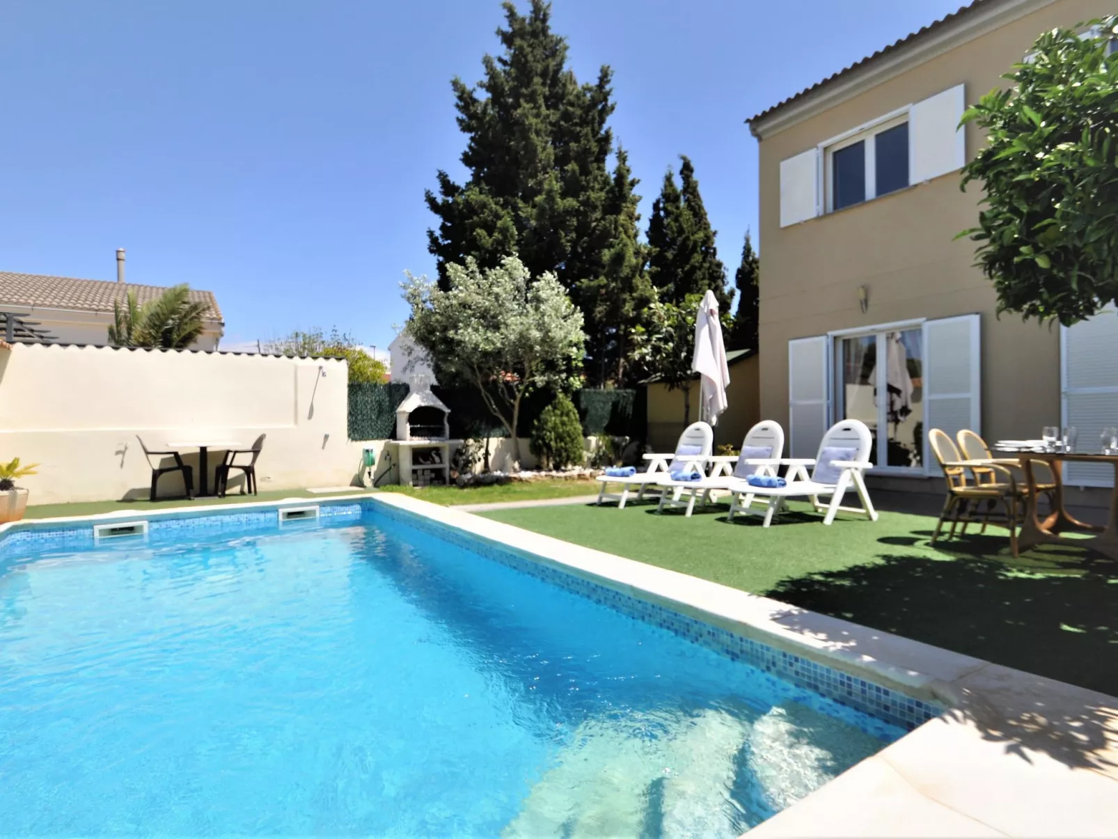 VILLA HUGO Casa en zona residencial tranquila Bahía Grande con Piscina Privada.