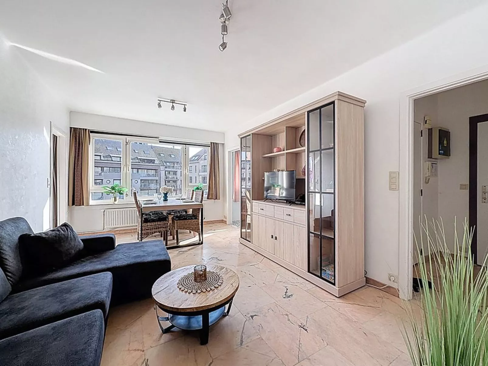 Centrally located "Scarphout 3G"