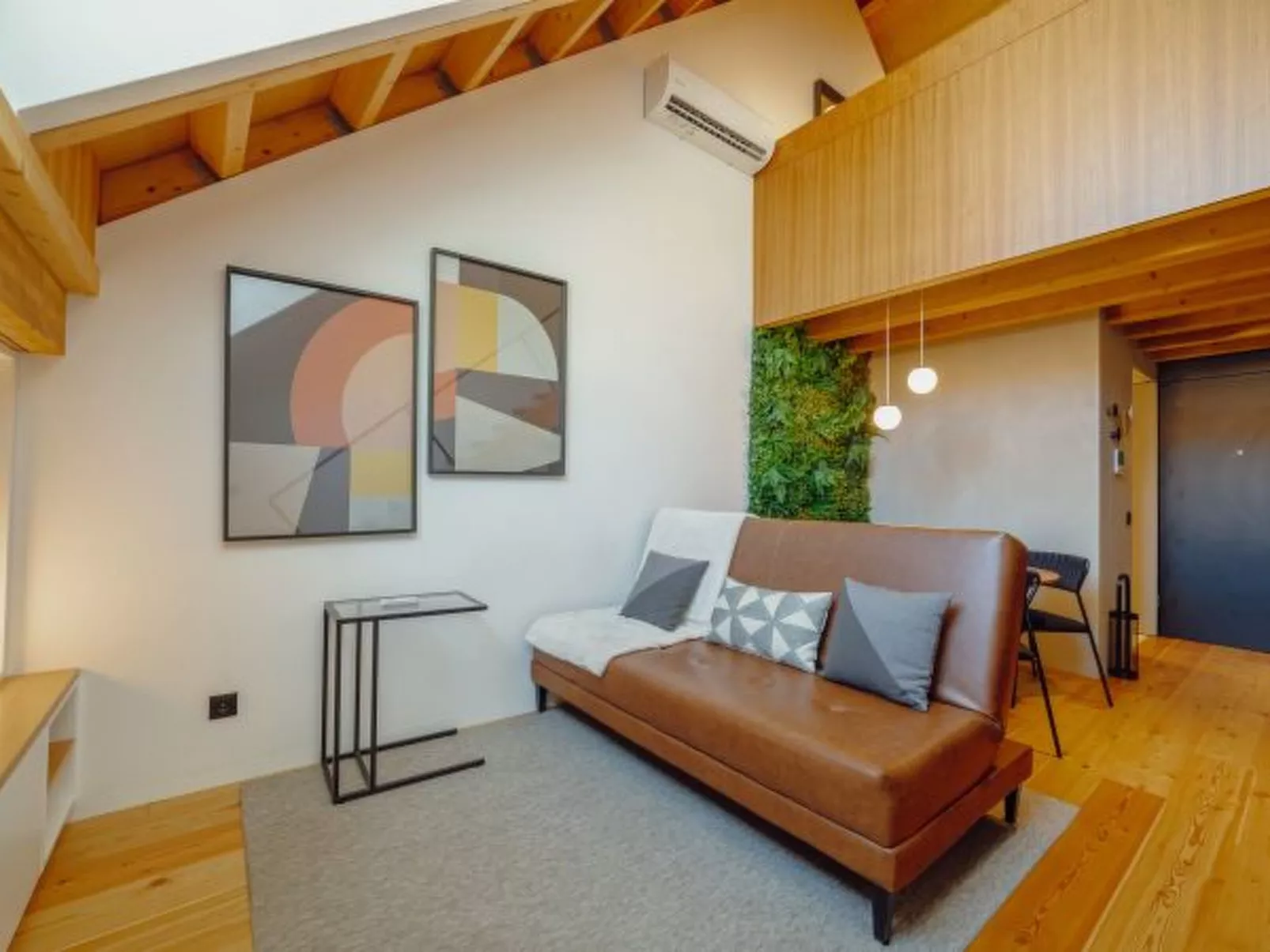 ELEGANT DOWNTOWN APARTMENT by VACATIONY