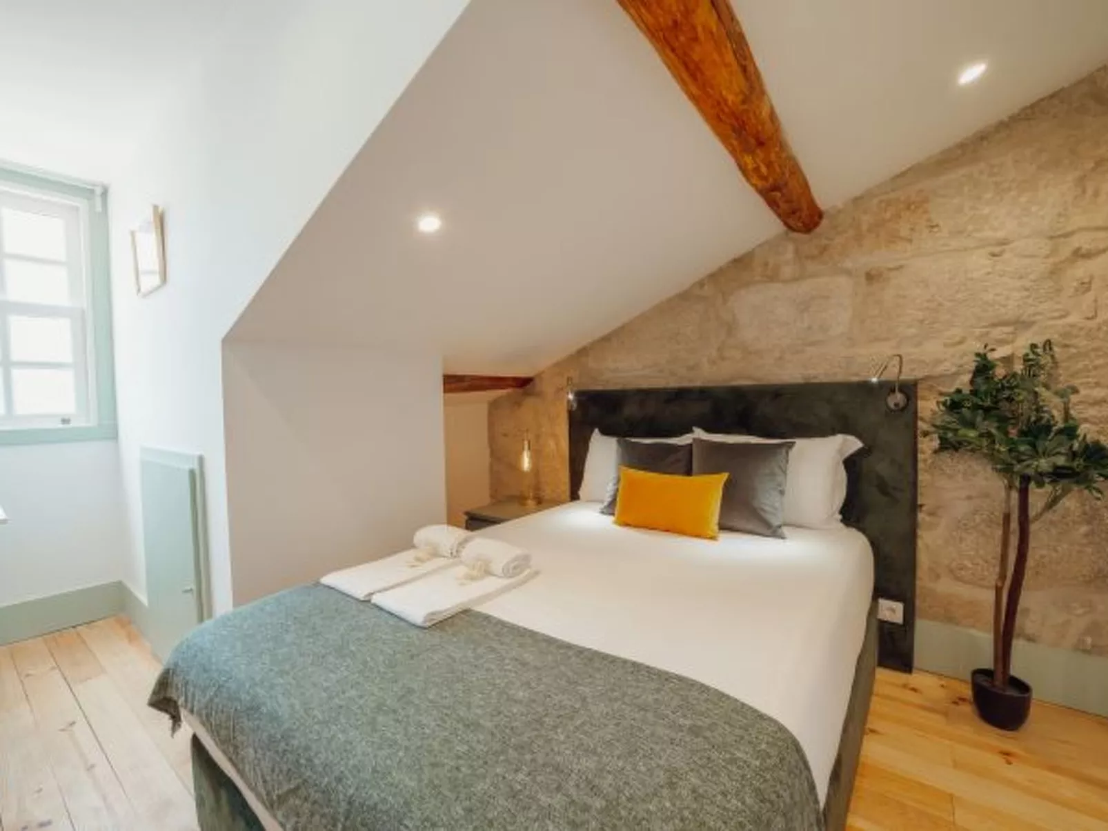 DOWNTOWN SUITE F by VACATIONY