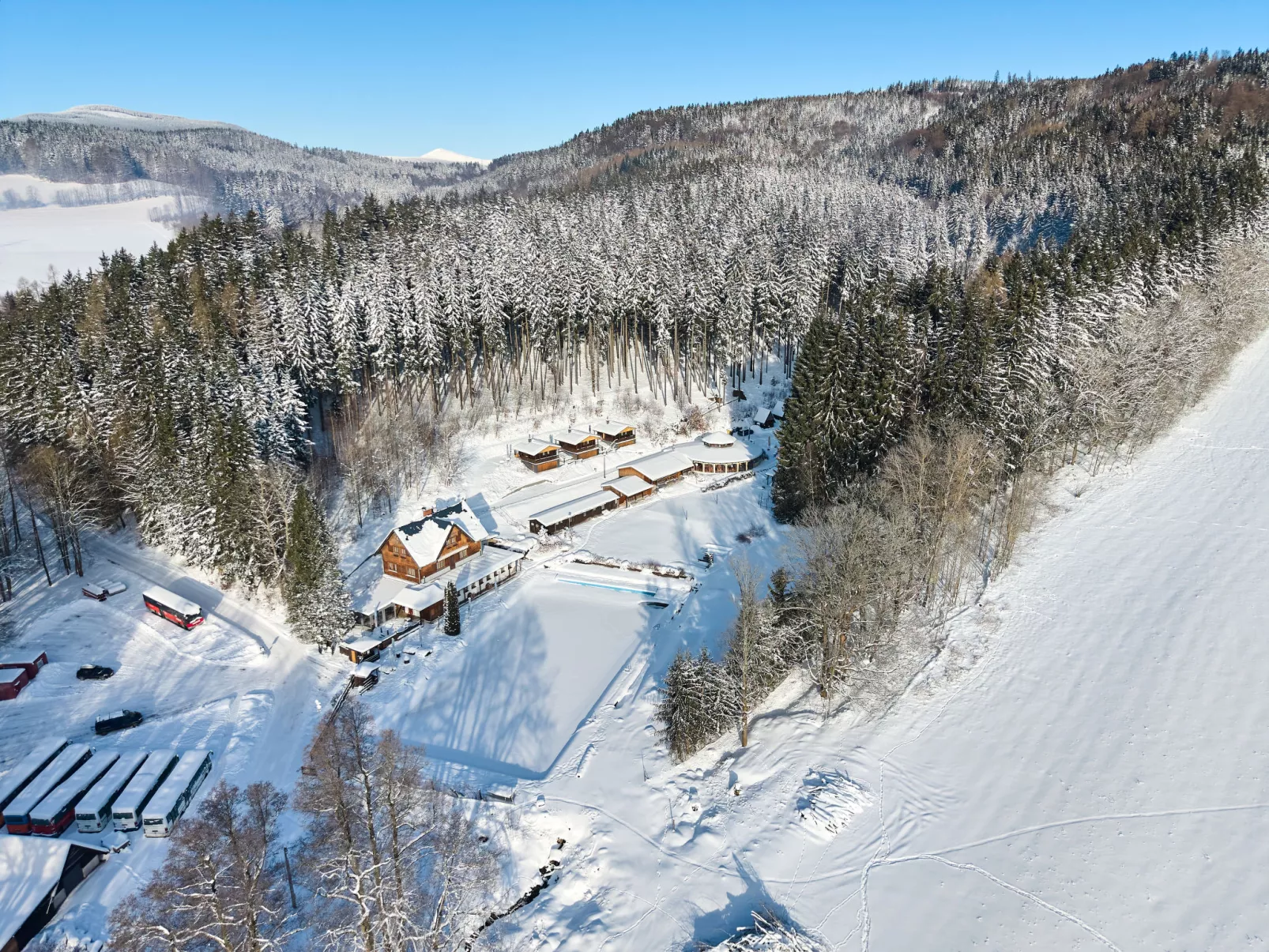 Luxe Timber Lodge & Relaxing Bath - Outside