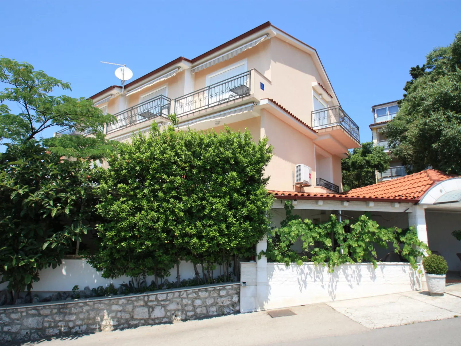 Domino Restaurant 7 / HR-09502-07