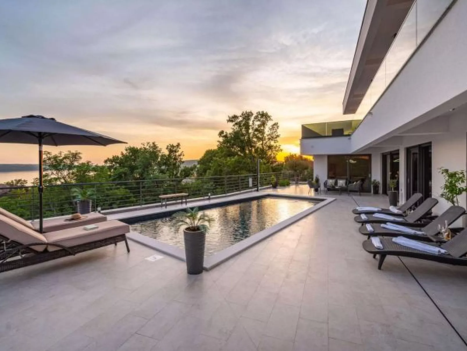 Villa Royal Hill with pool