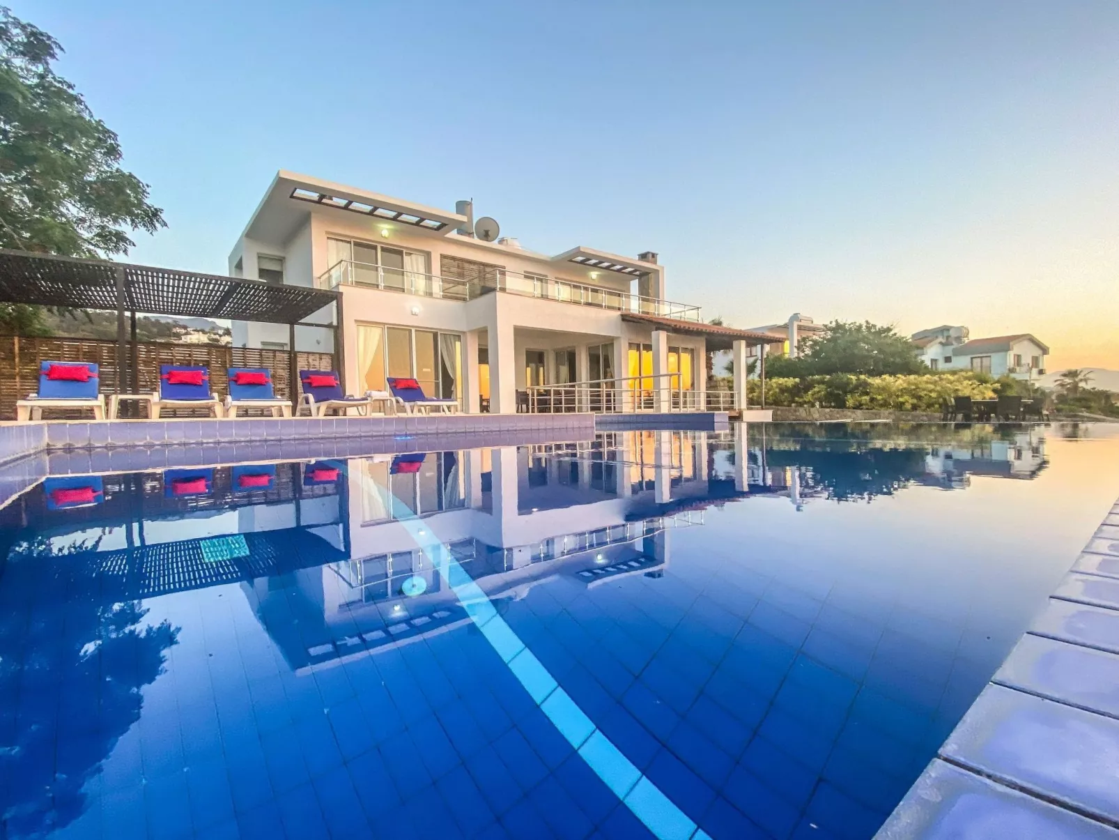 Villa "Meerblick" mit Infinity-Pool