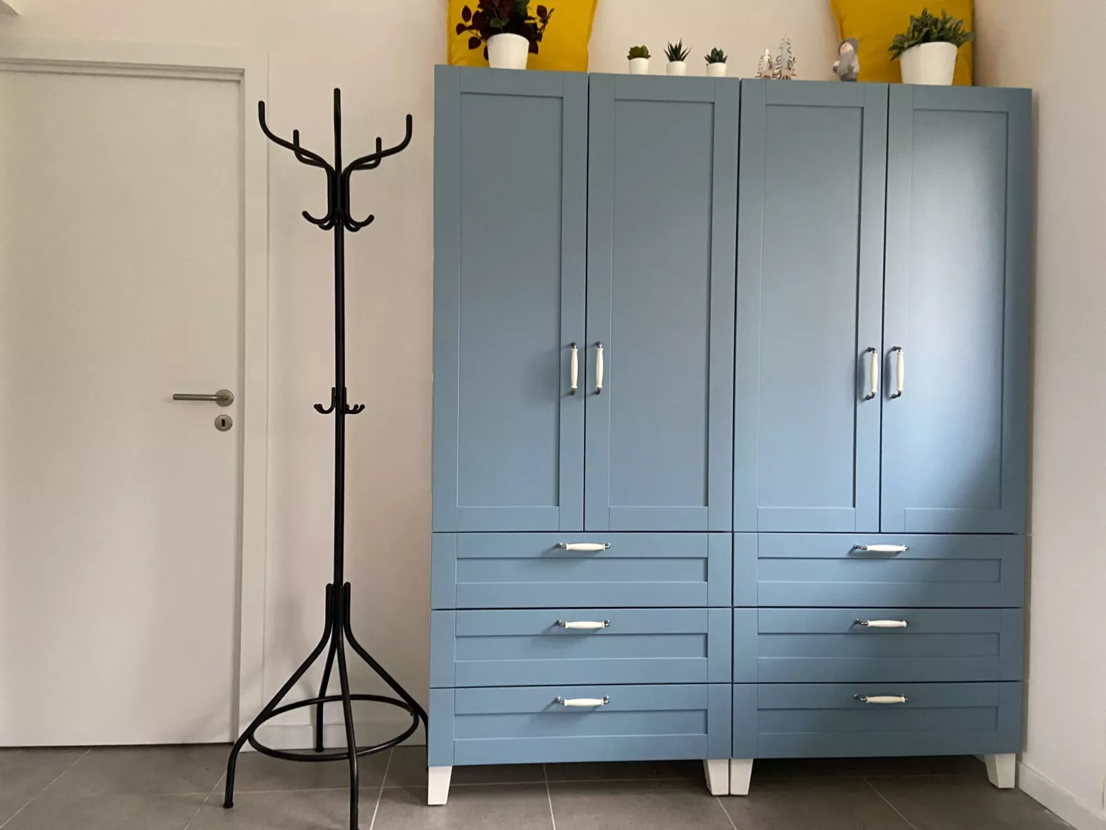 Modernes Chalet für 4 Personen in einem Waldpark