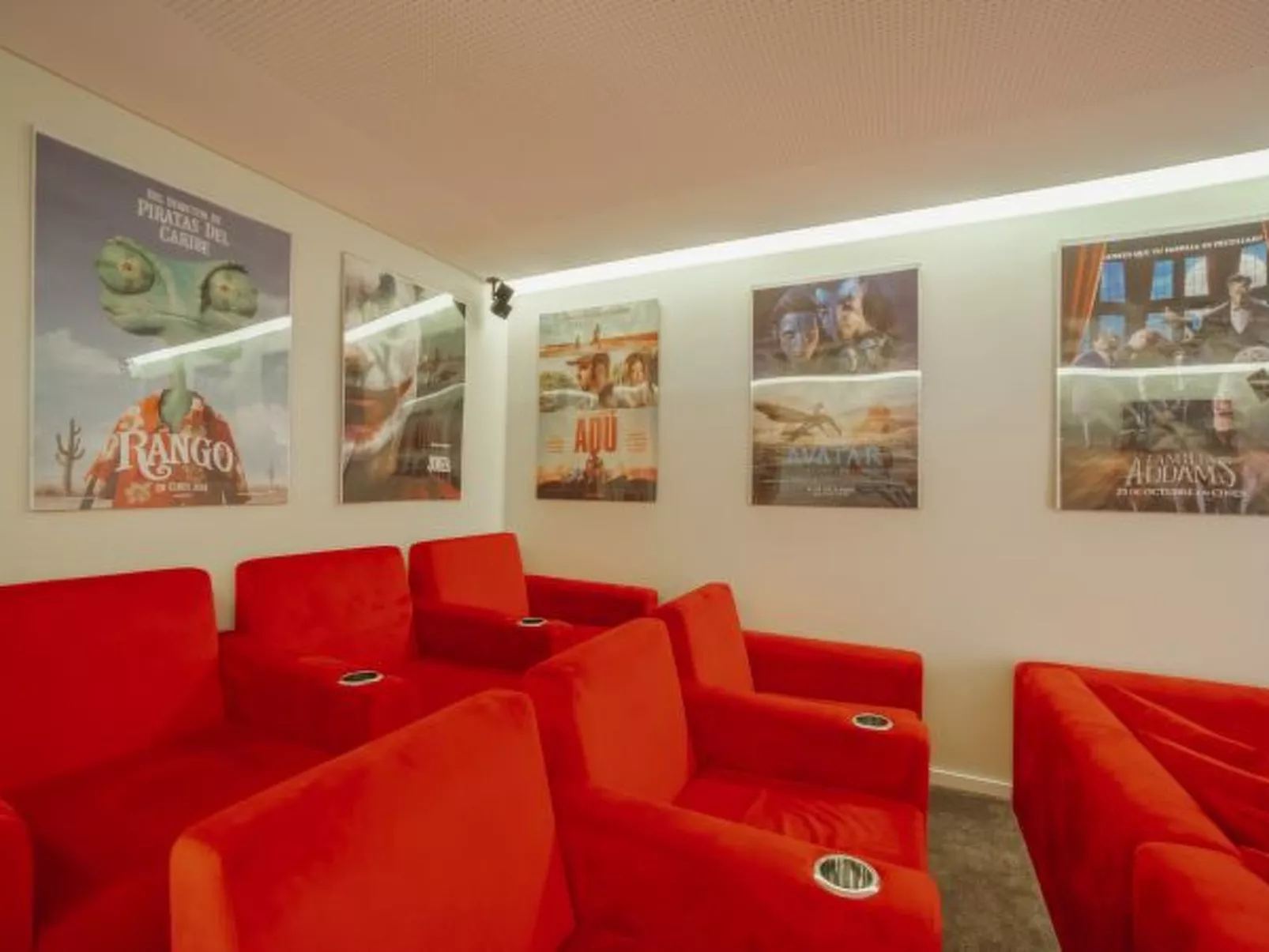 POOL & CINEMA VILLA by VACATIONY