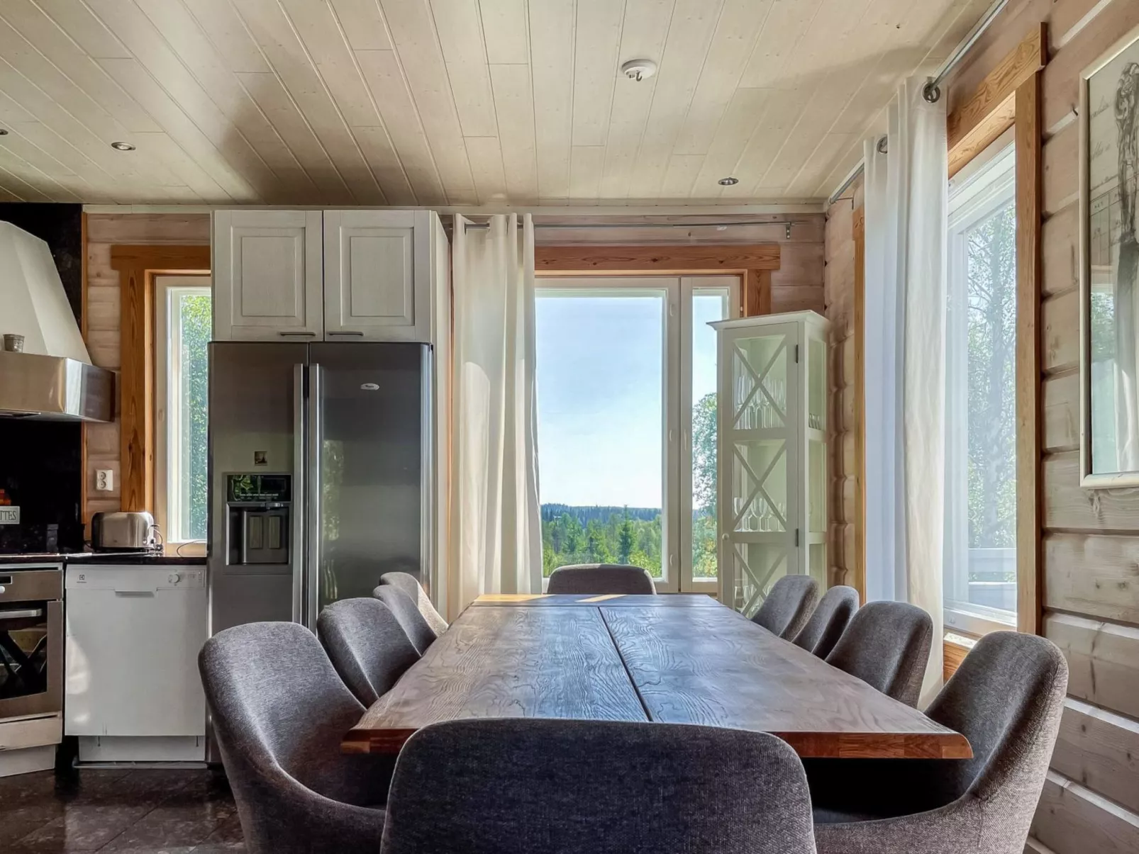 Saaruan aurinko - Dedans