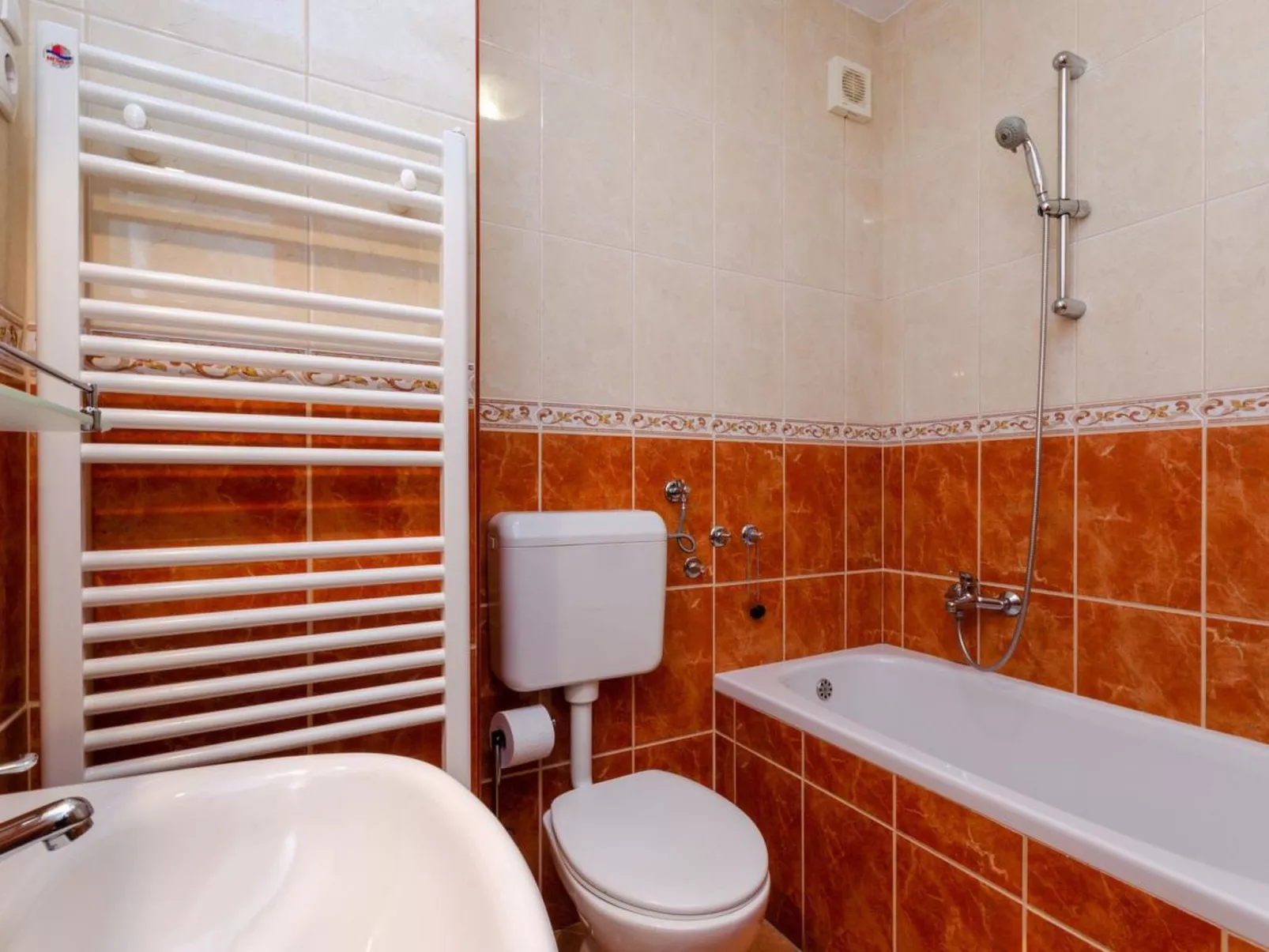 LAURA 3 / HR-05492-03