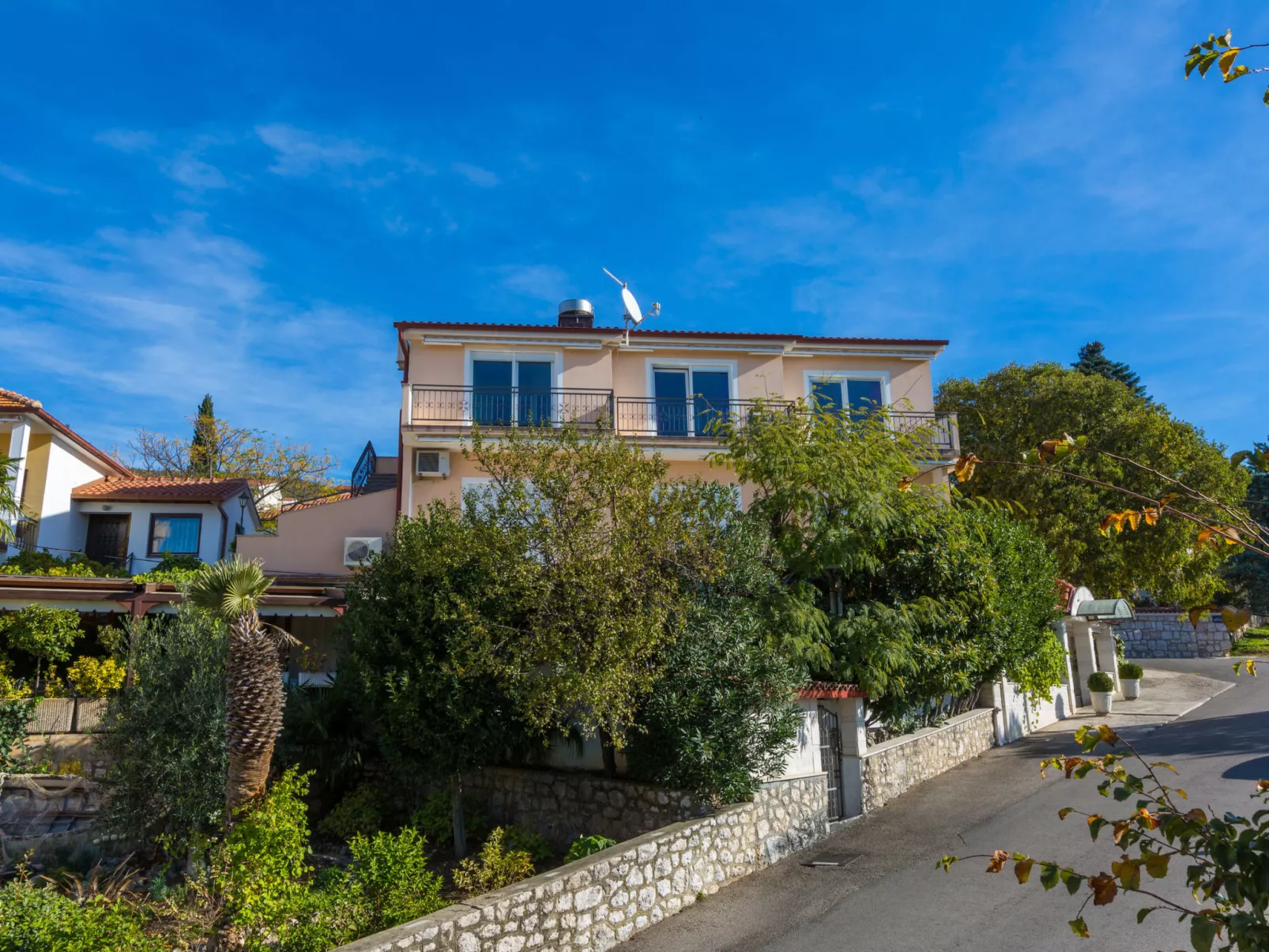 Domino Restaurant 1 / HR-09502-01