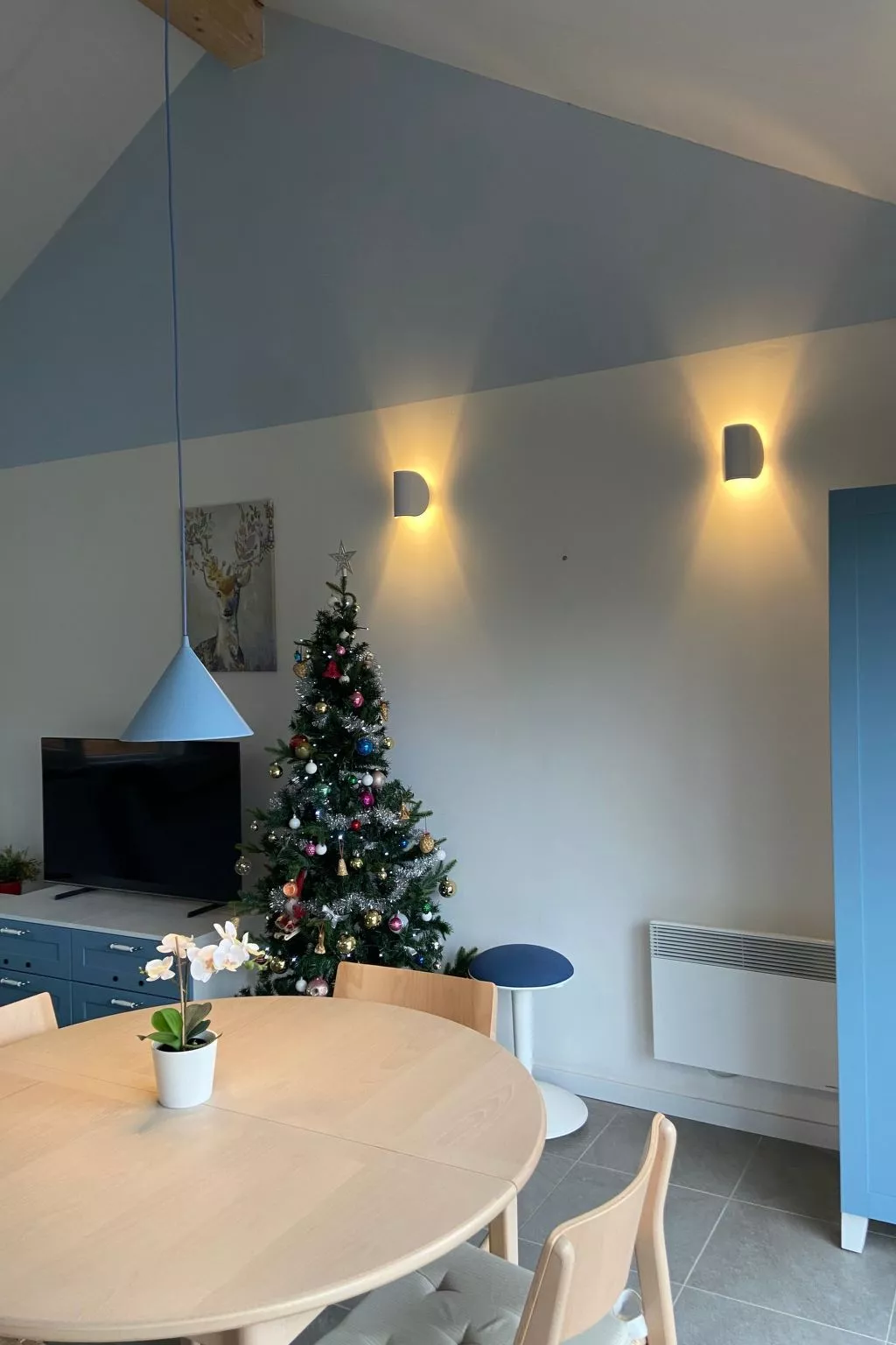 Modernes Chalet für 4 Personen in einem Waldpark