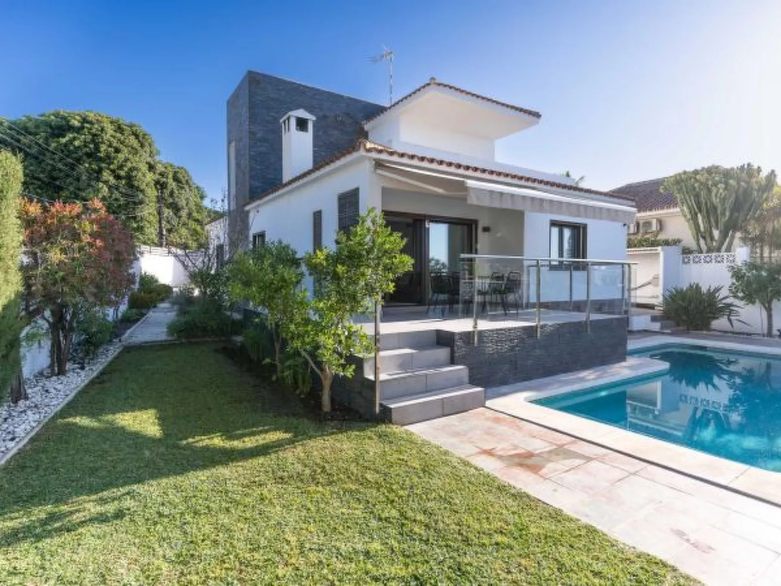 Modern Villa close to Costabella beach