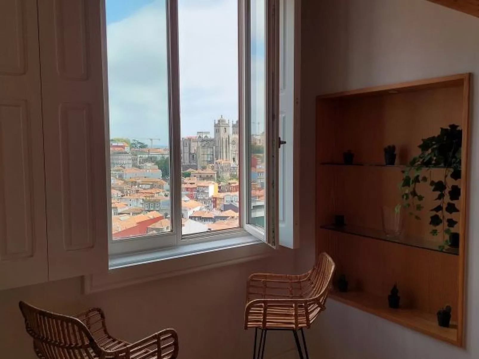 DOWNTOWN CLERIGOS with RIVER VIEW by VACATIONY