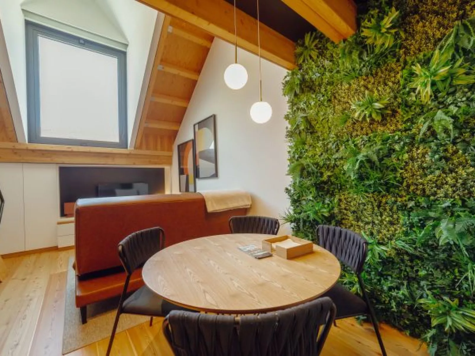 ELEGANT DOWNTOWN APARTMENT by VACATIONY