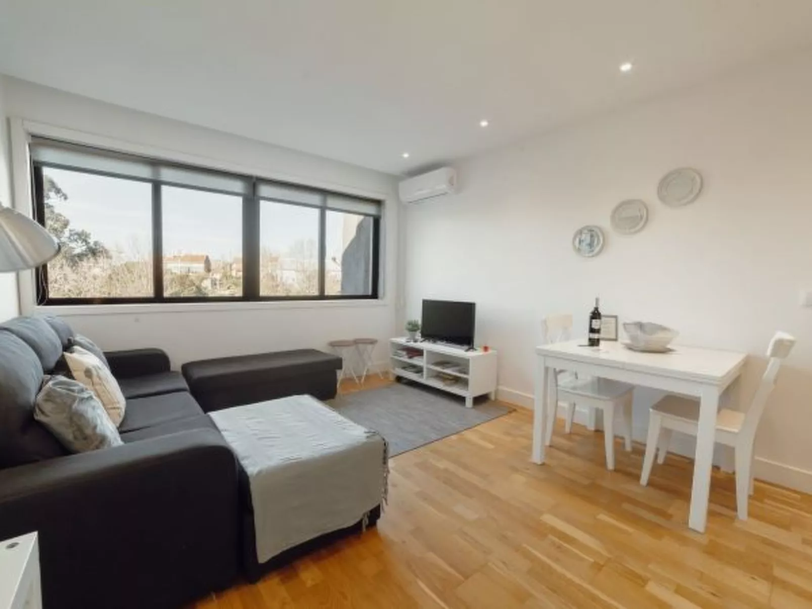 DOWNTOWN STYLISH APARTMENT & GARAGE by VACATIONY