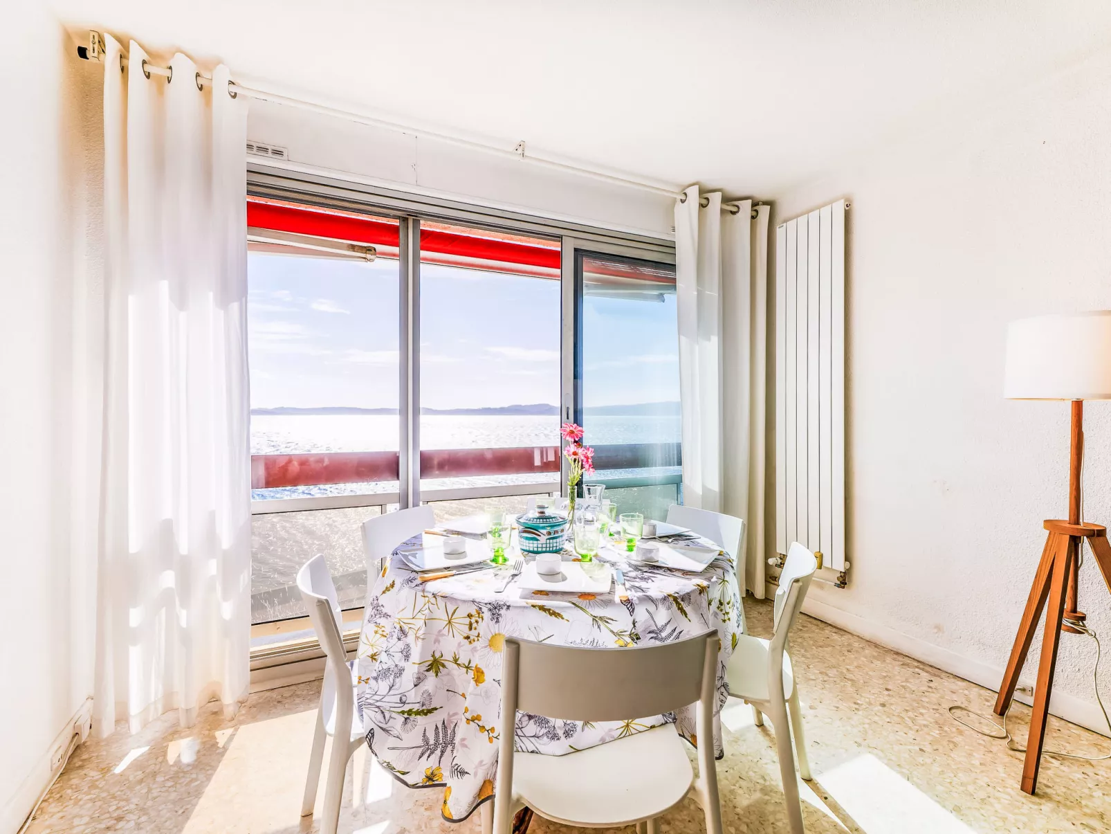 Le Grand Large - Inside