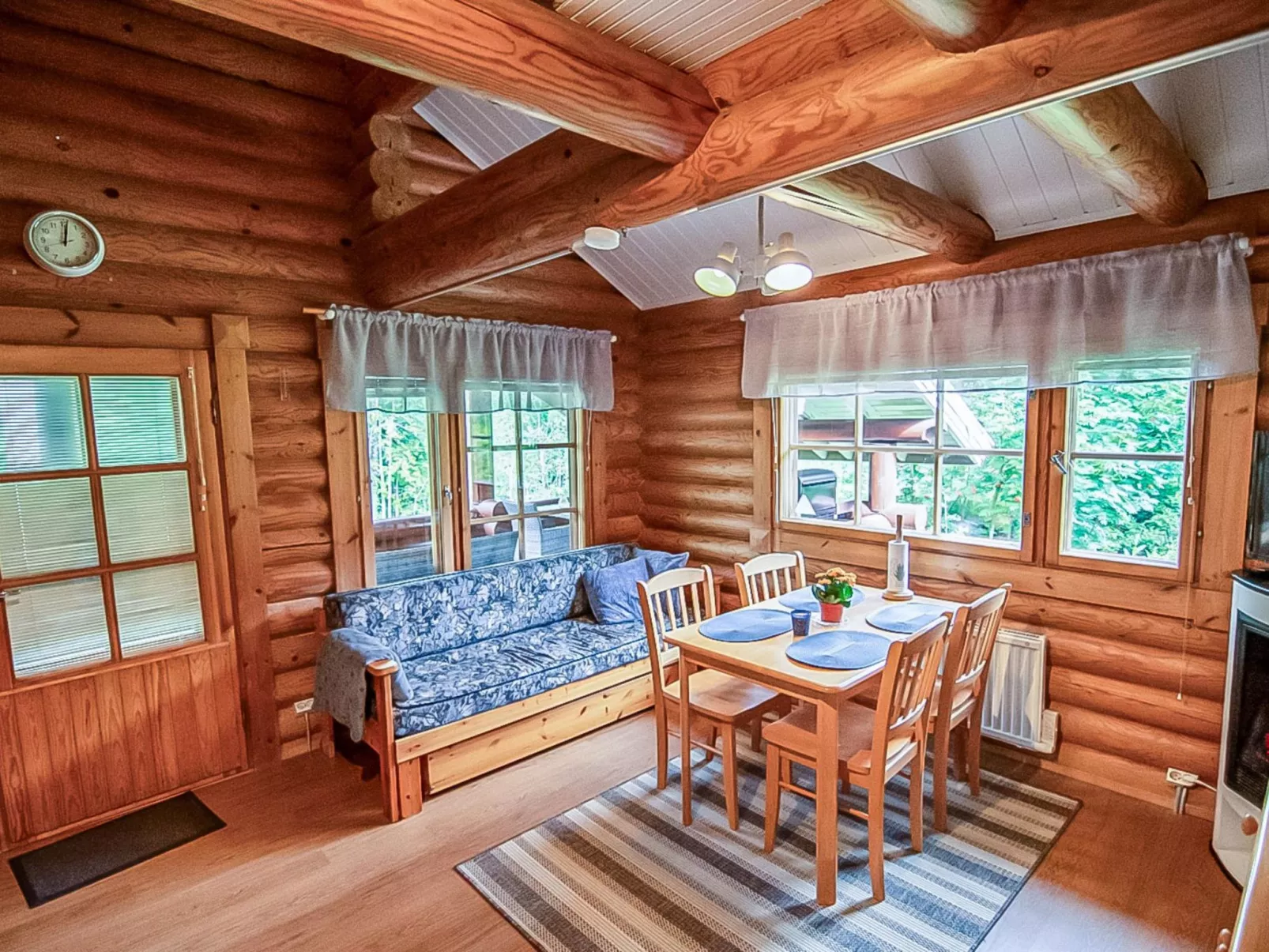 Rustholli 1 - Inside