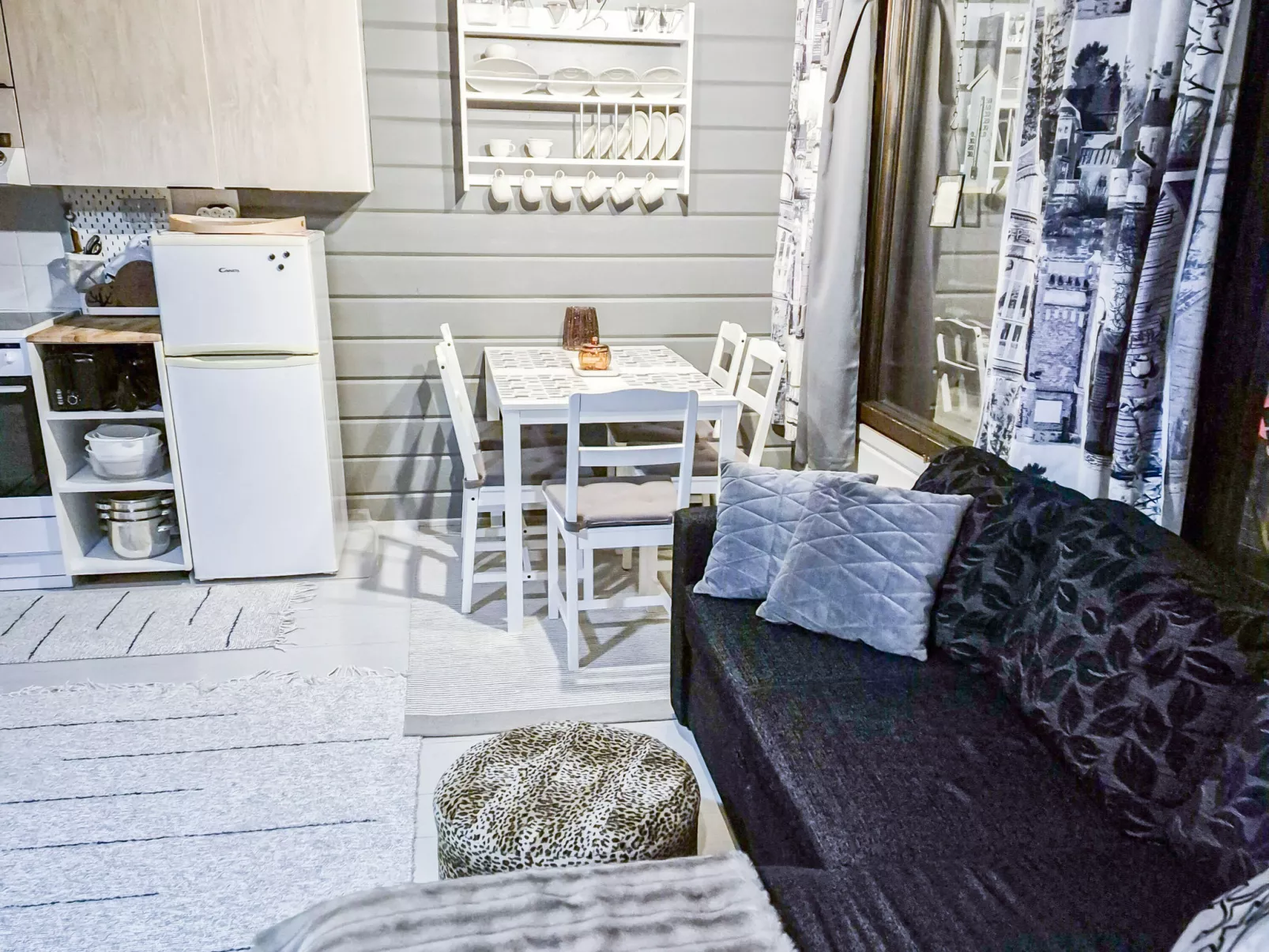 Mustalampi 5 satakieli - Dedans