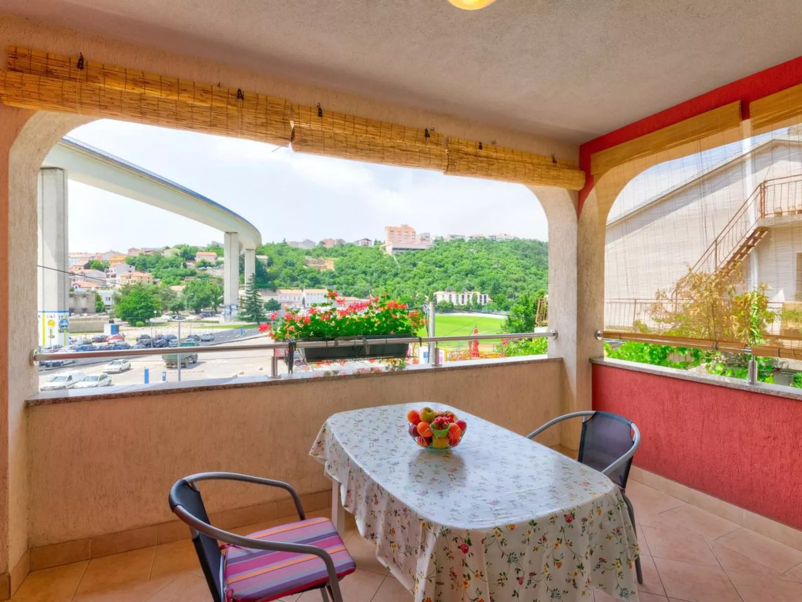 LAURA 4 / HR-05492-04