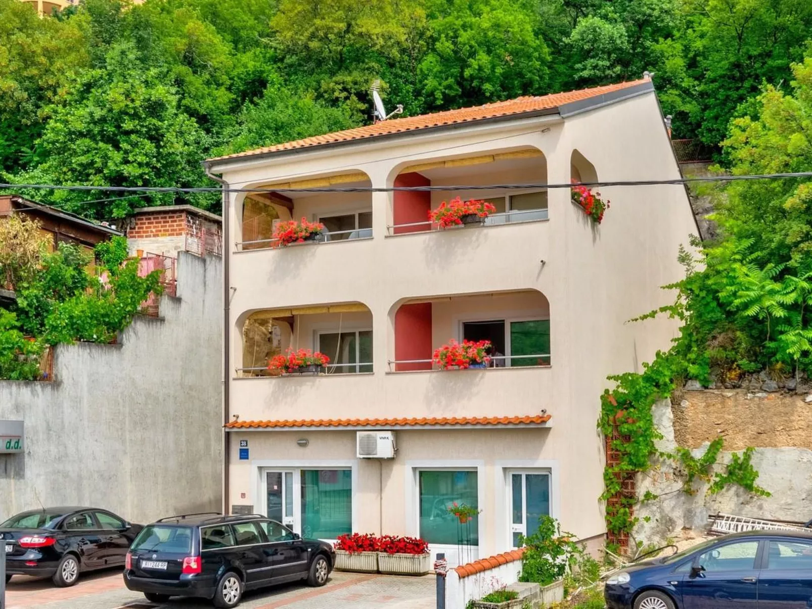 LAURA 3 / HR-05492-03