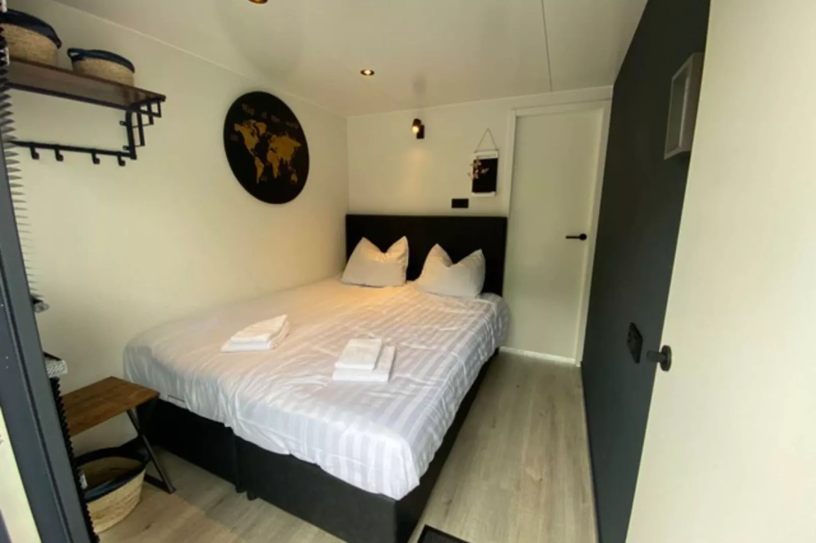 Houseboat Marina Mookerplas 1-Bedroom