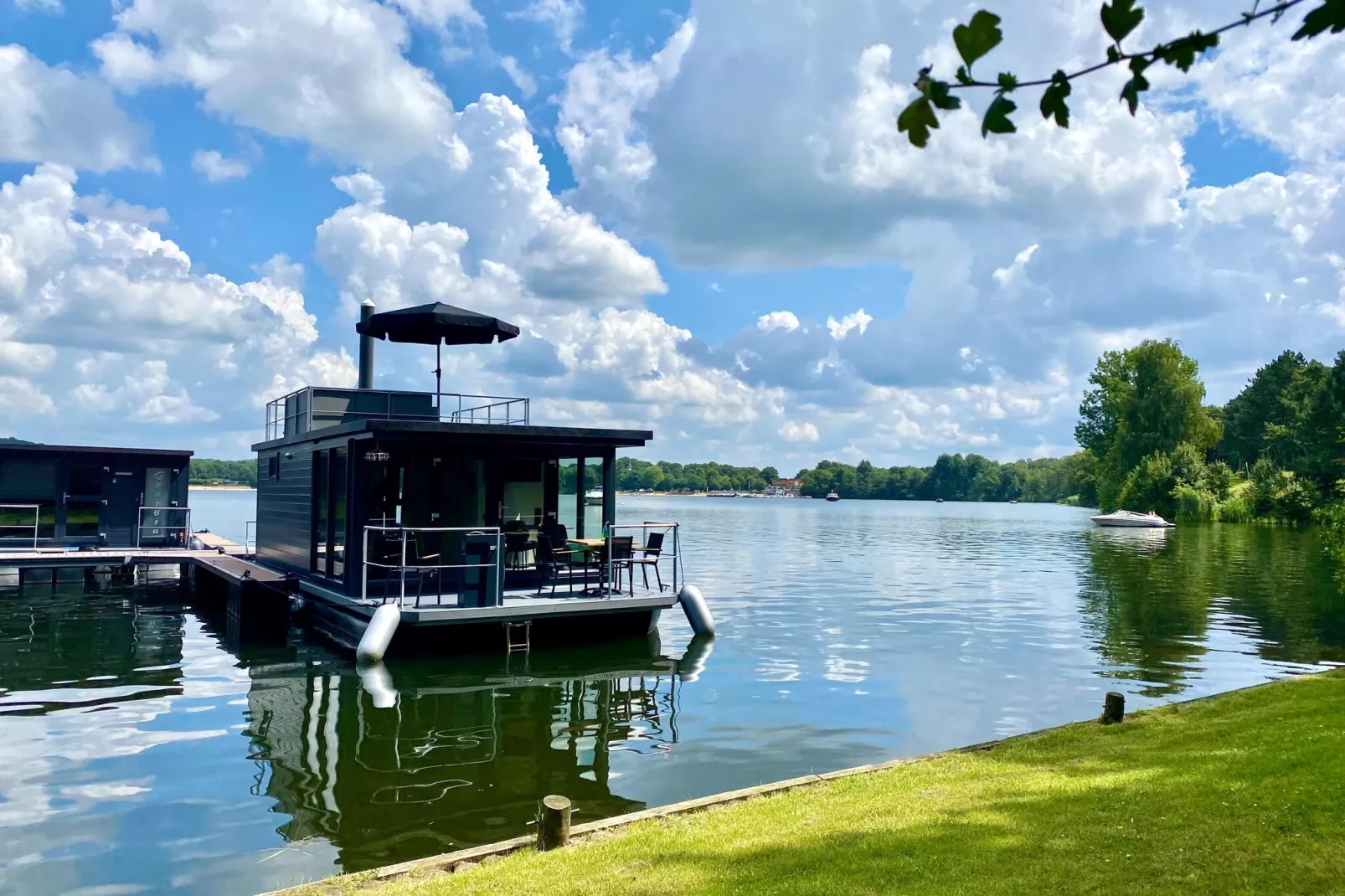 Houseboat Marina Mookerplas 1-View summer