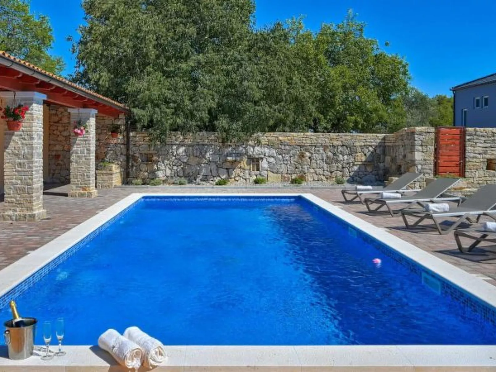 Villa Jacassa with heated pool and jacuzzi