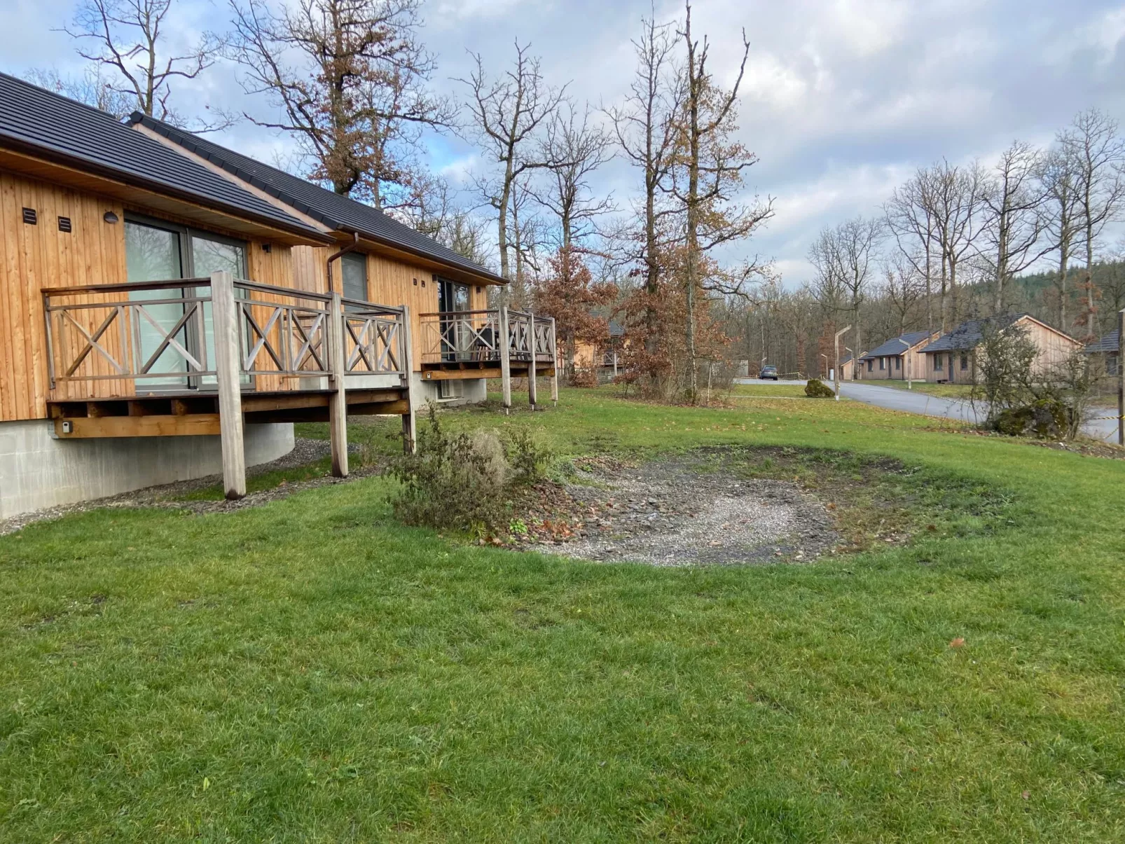 Modernes Chalet für 4 Personen in einem Waldpark