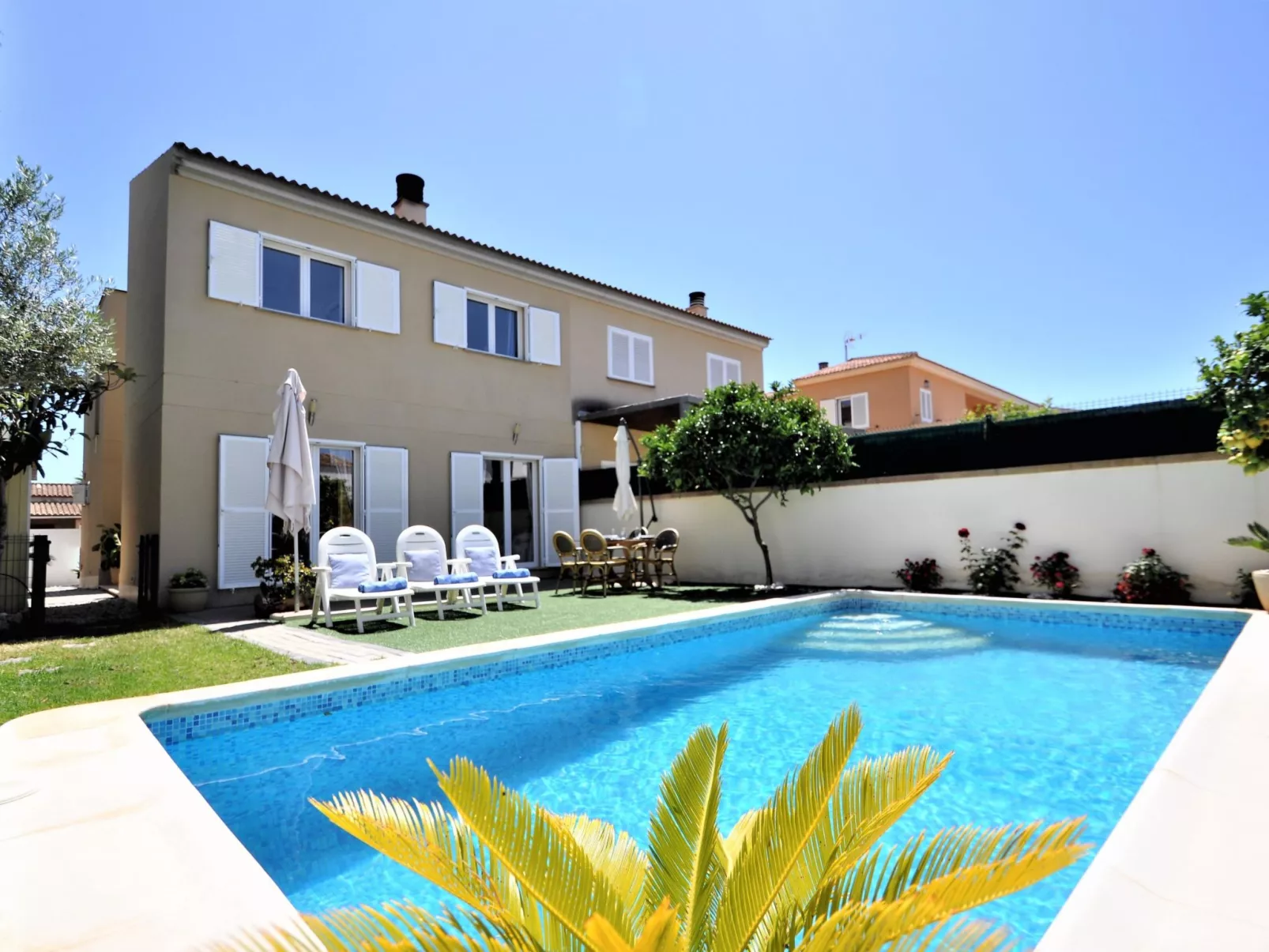 VILLA HUGO Casa en zona residencial tranquila Bahía Grande con Piscina Privada.