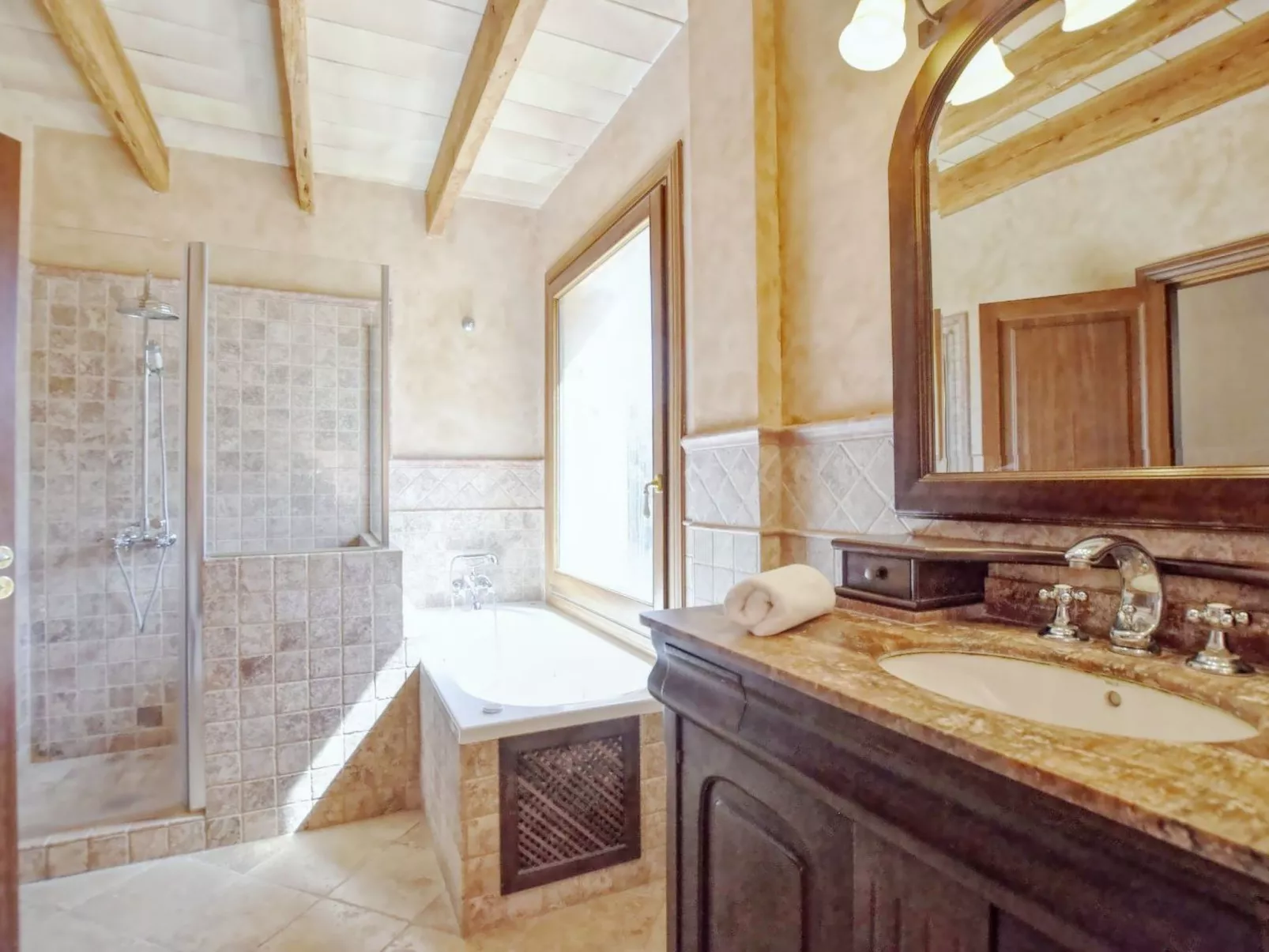 Ferienvilla mit Garten, Grill und Terrasse