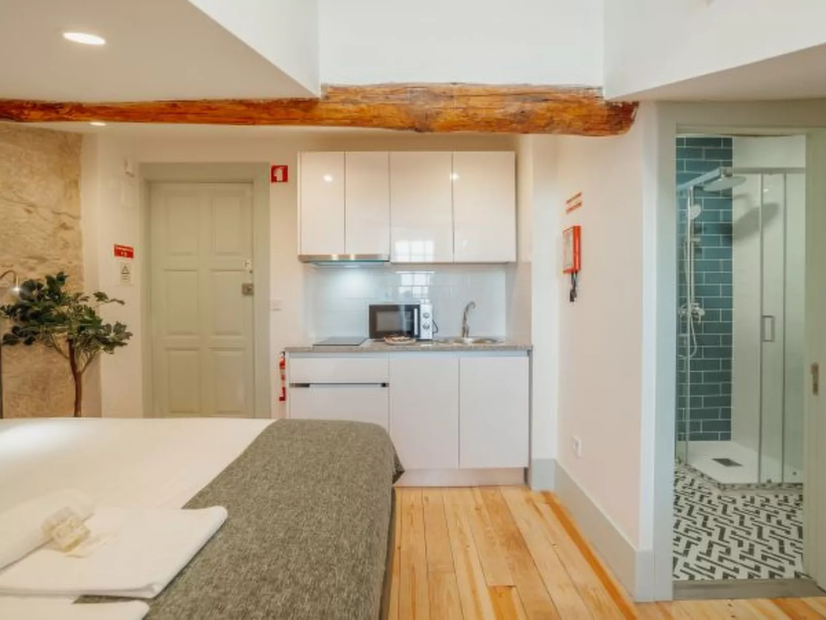 DOWNTOWN SUITE F by VACATIONY