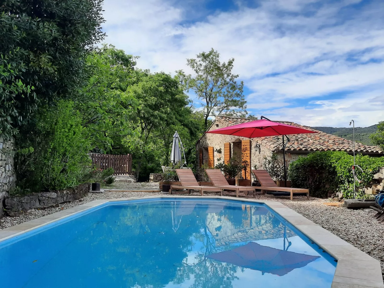 "Gîte La Calade" mit Pool