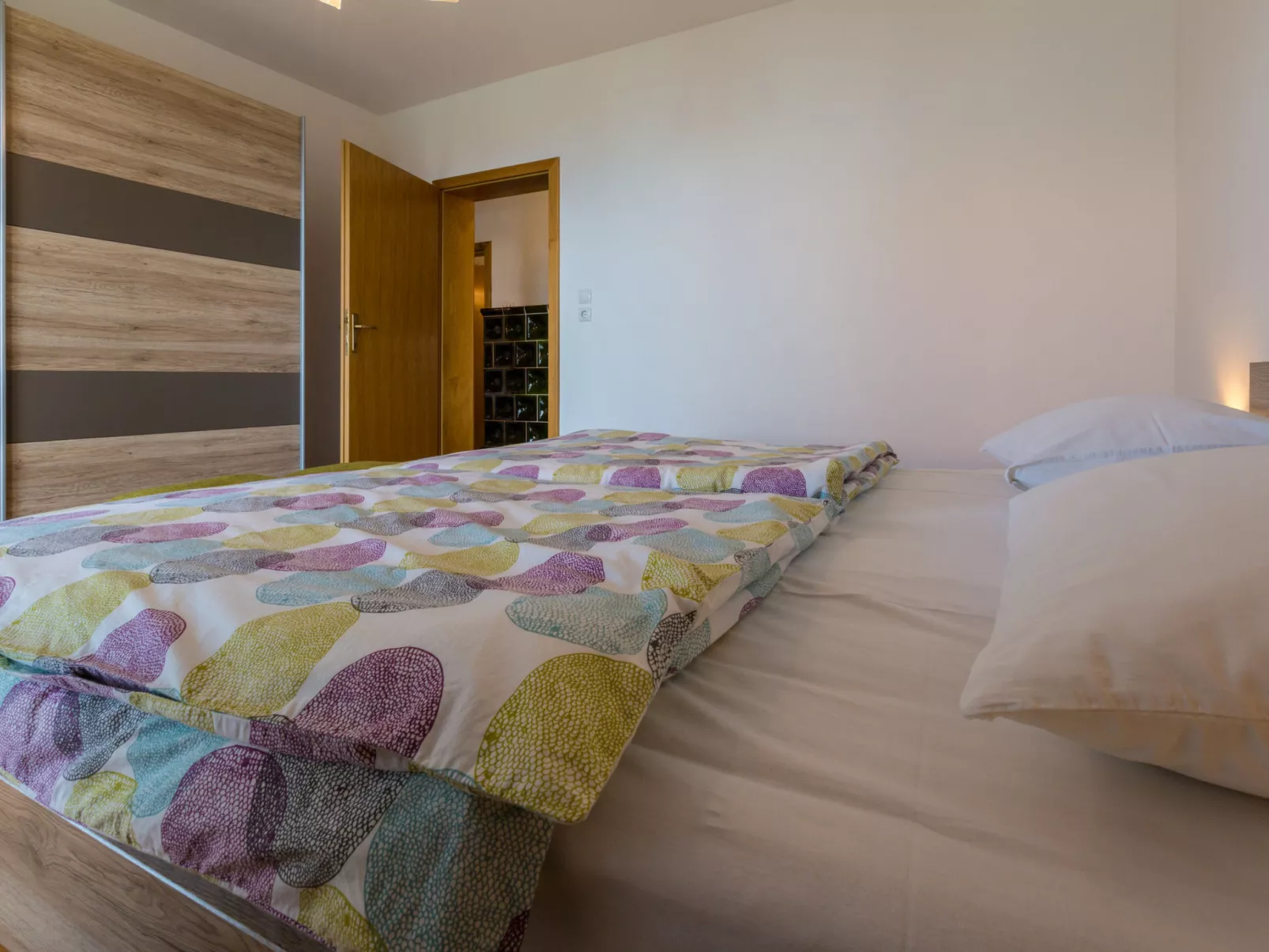 AMILA 1 / HR-05588-01 - Image-tags.info