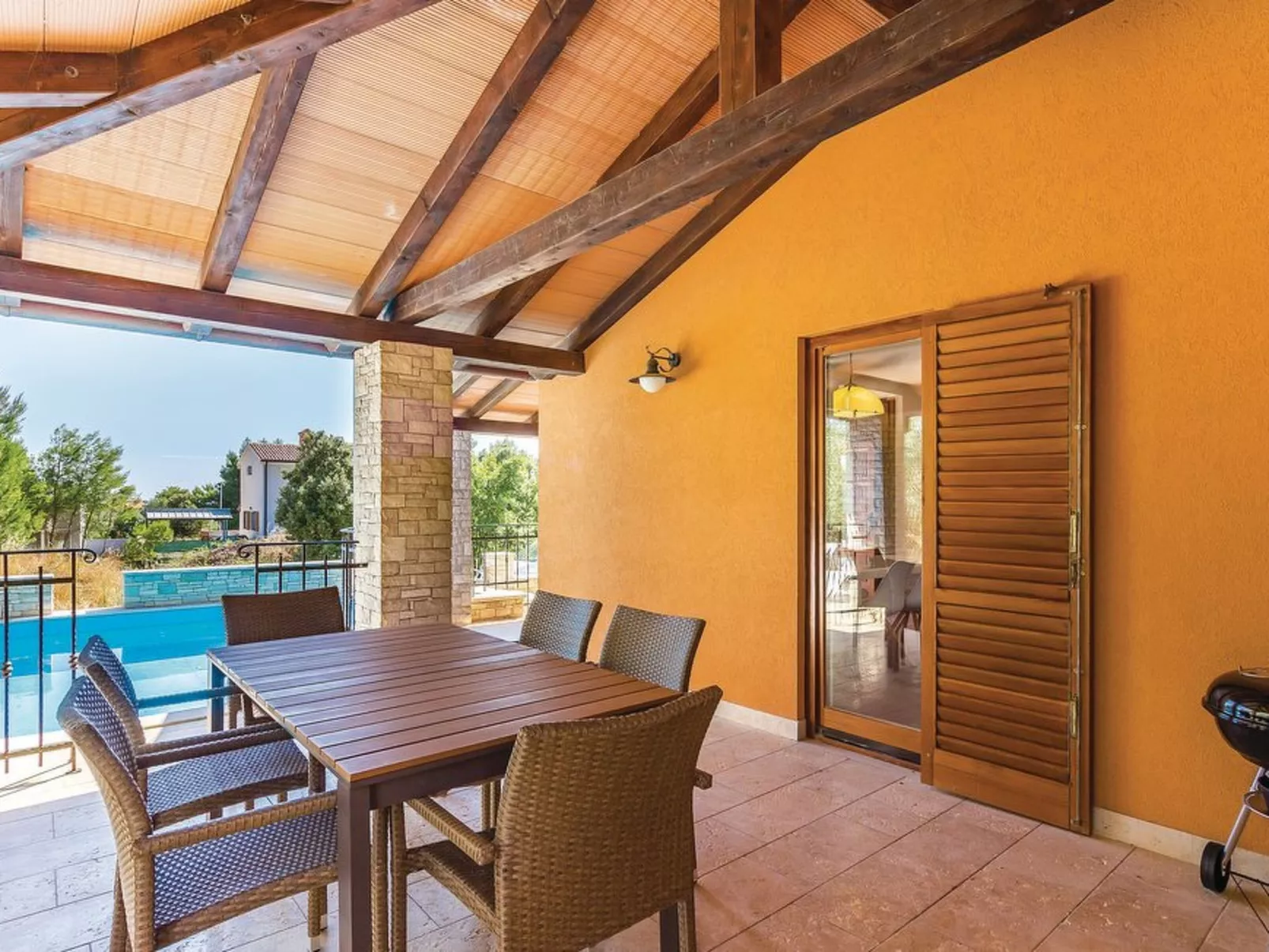 Villa Family - Outside