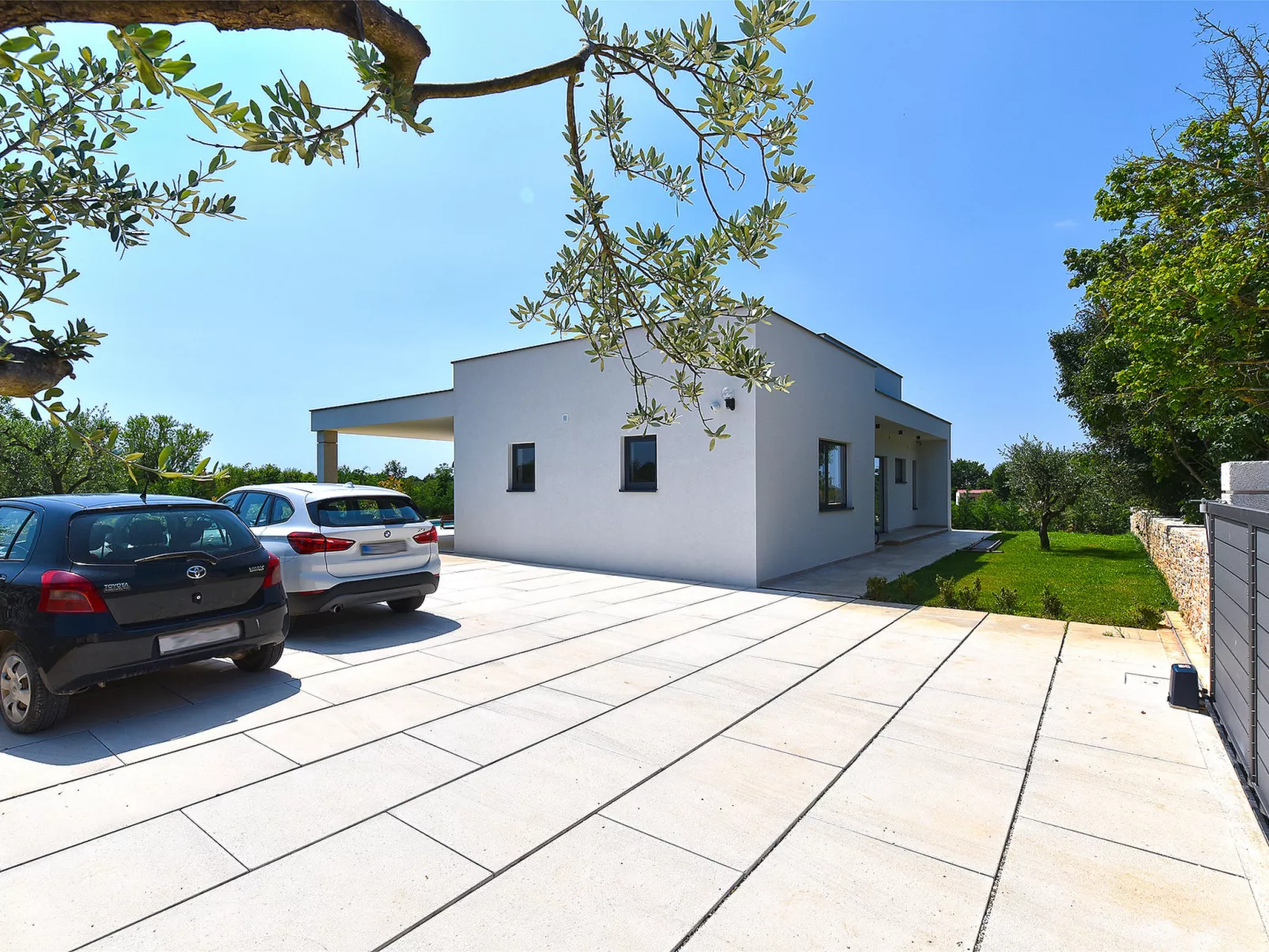 House 2117 - Outside