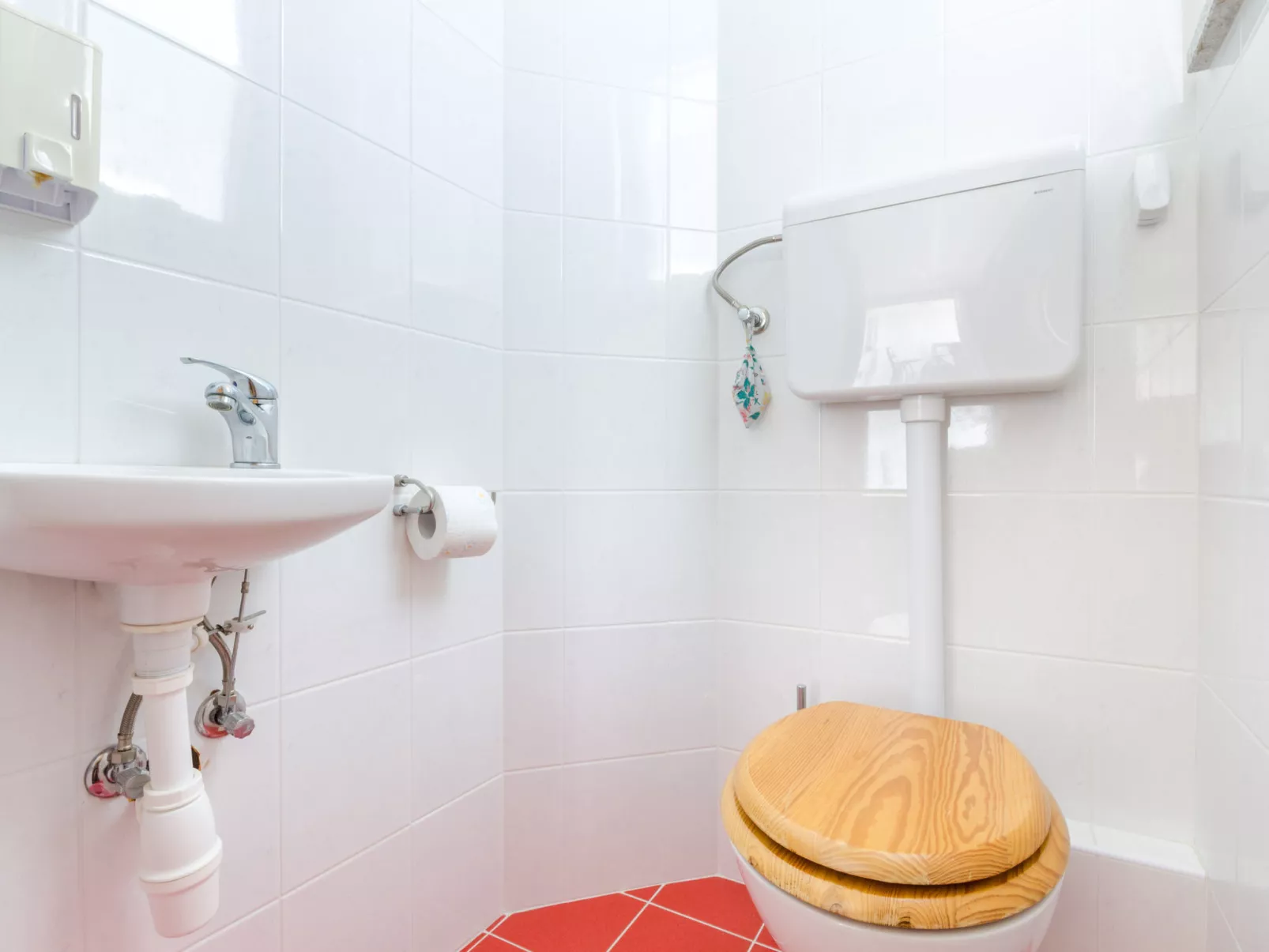 DADA 2 / HR-05497-02 - Inside