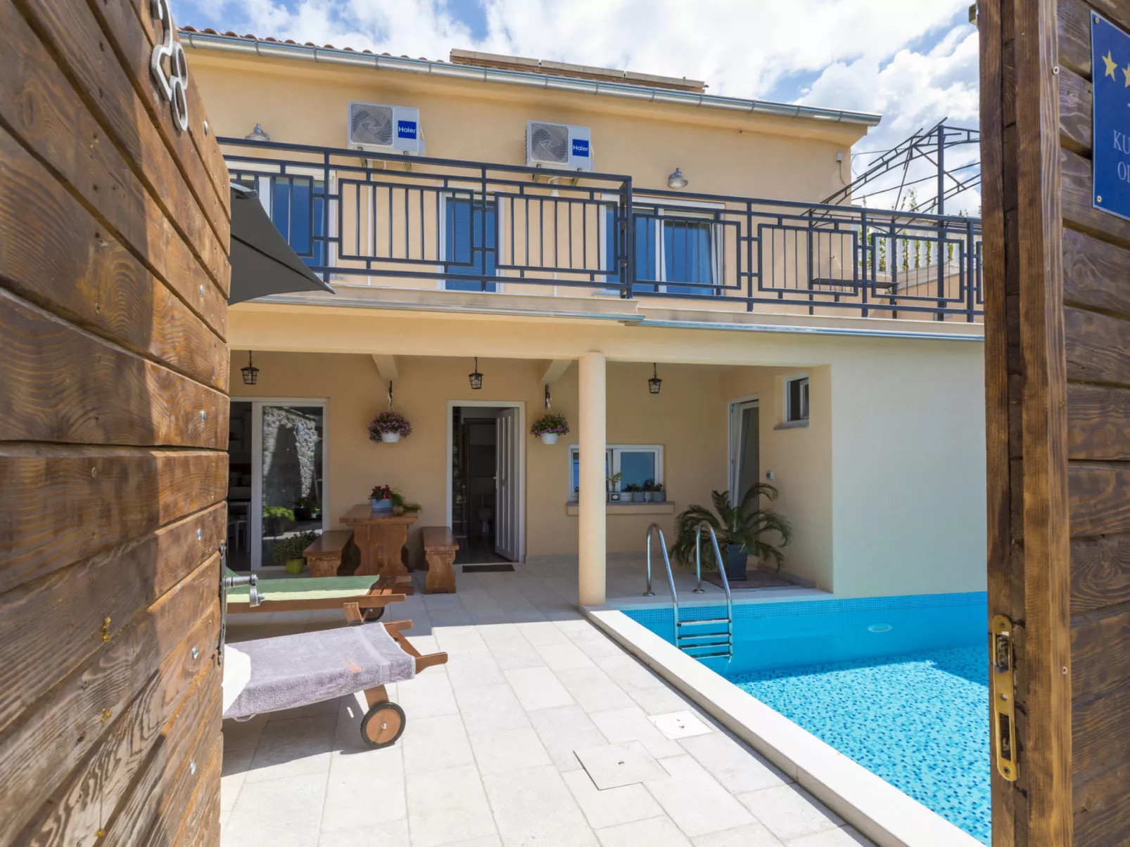 ODISEJA / HR-10262-01 - Draußen