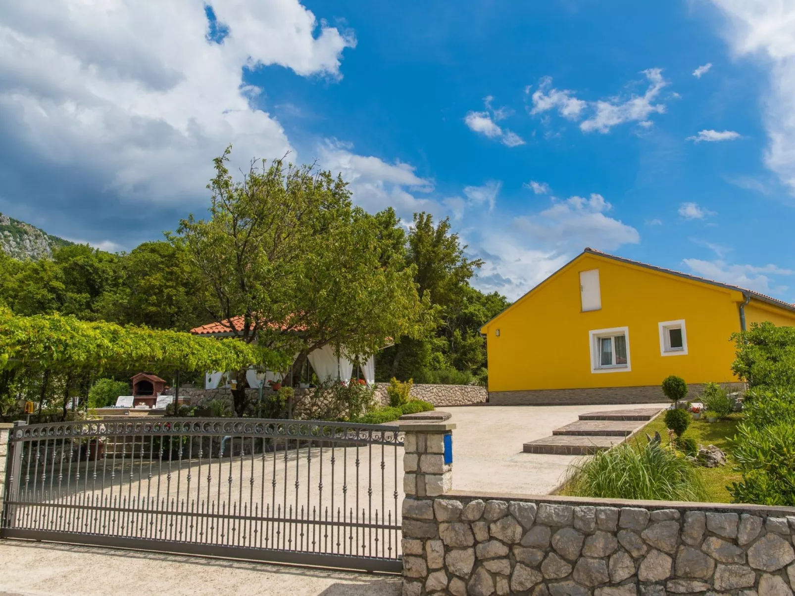 Dea / HR-09382-01 - Draußen